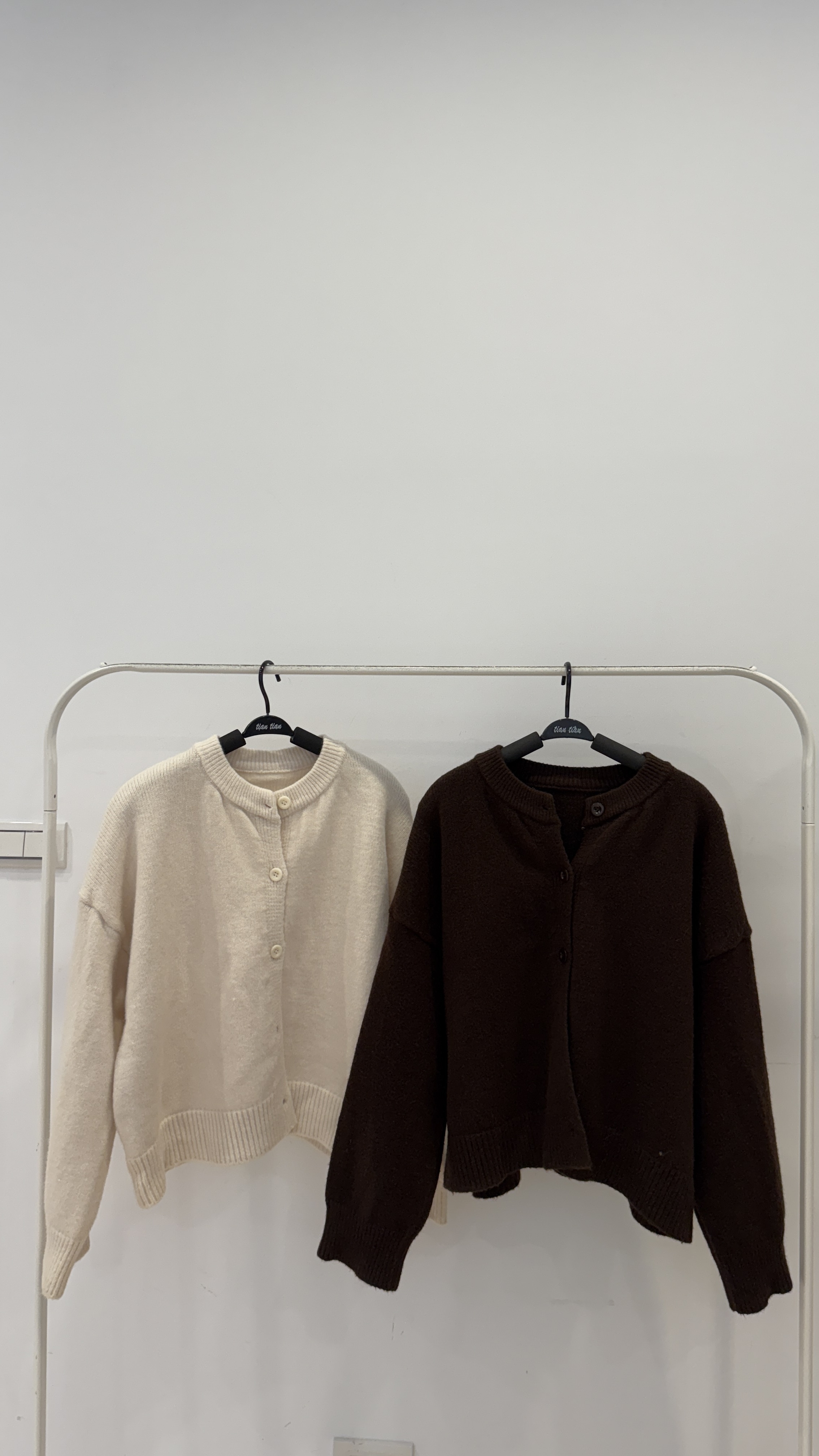 必買！絕對百搭的基礎款圓領排扣厚針織上衣 _0897