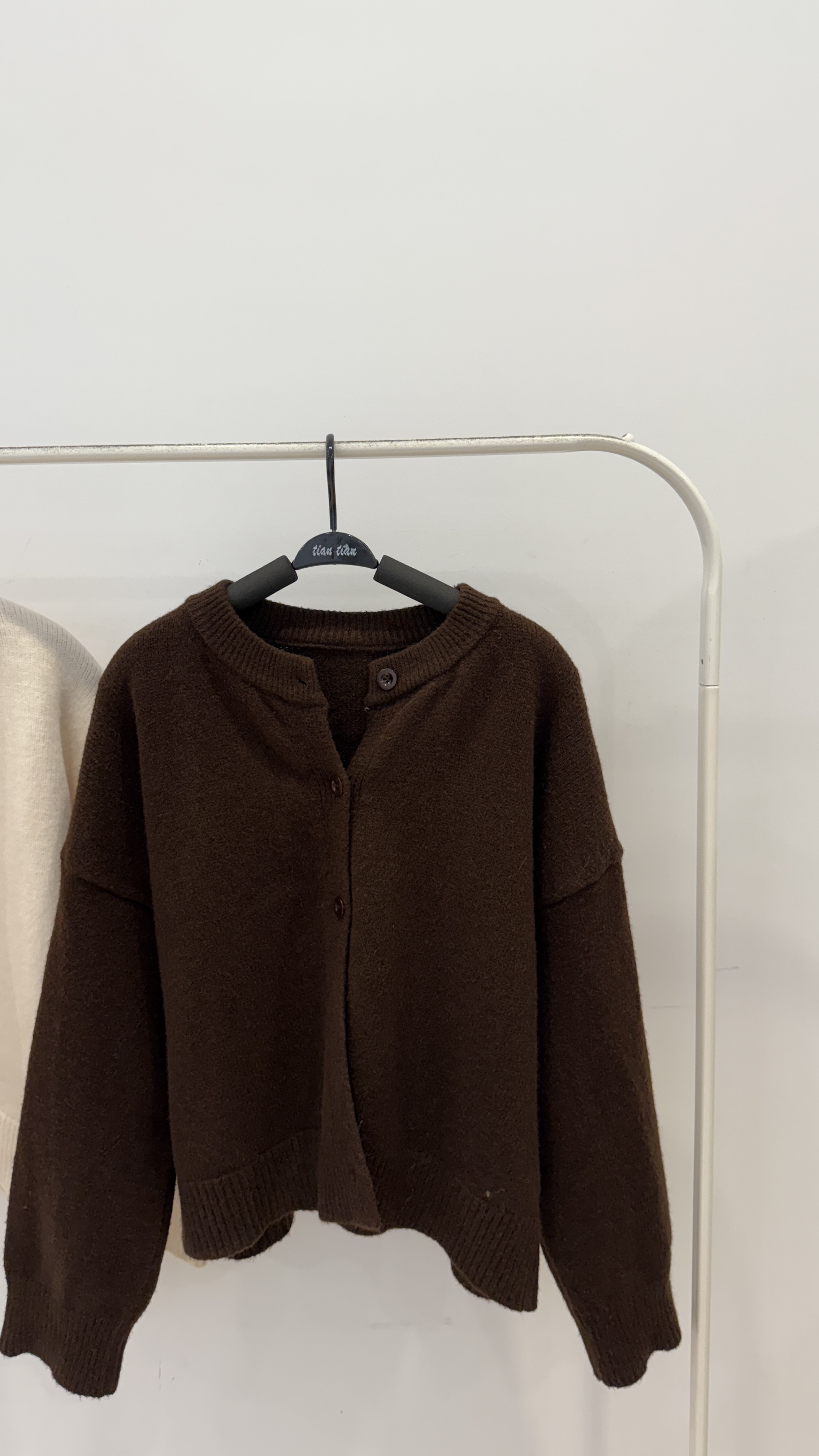 必買！絕對百搭的基礎款圓領排扣厚針織上衣 _0897