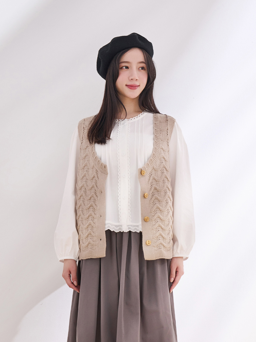 森女氣質木釦簍空織紋毛線背心