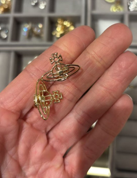 LYS02310 Vivienne Westwood 鏤空耳環金色