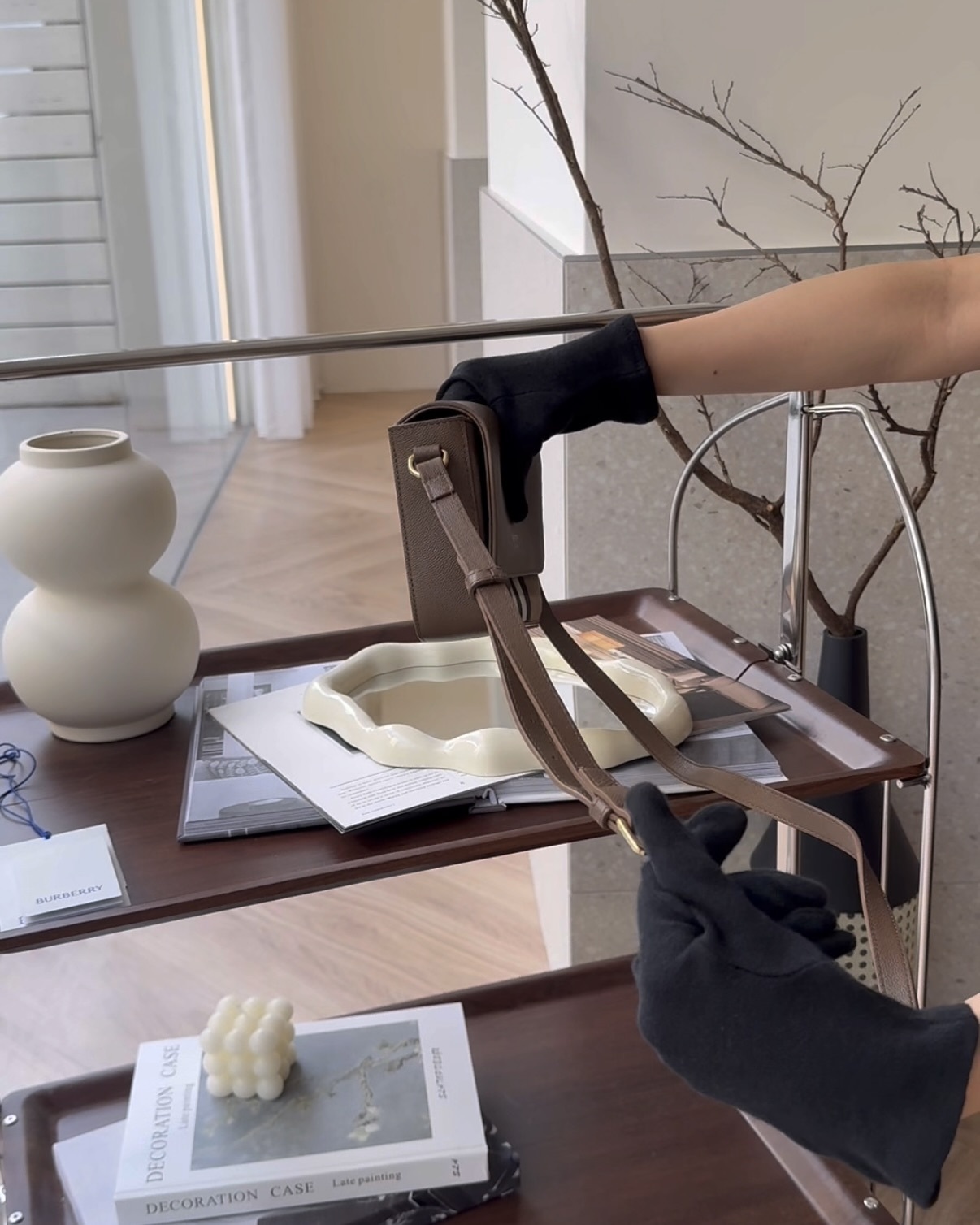 BURBERRY｜經典格紋牛皮小郵差包 咖色