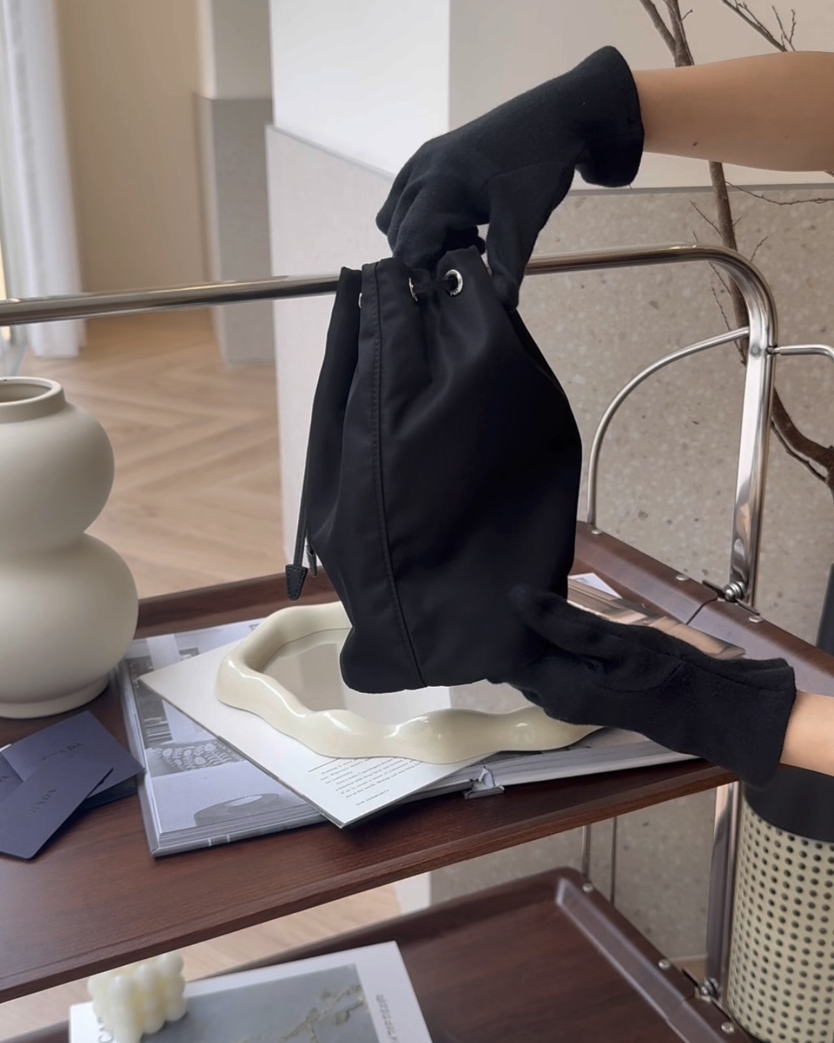 PRADA｜抽繩尼龍小水桶 黑色