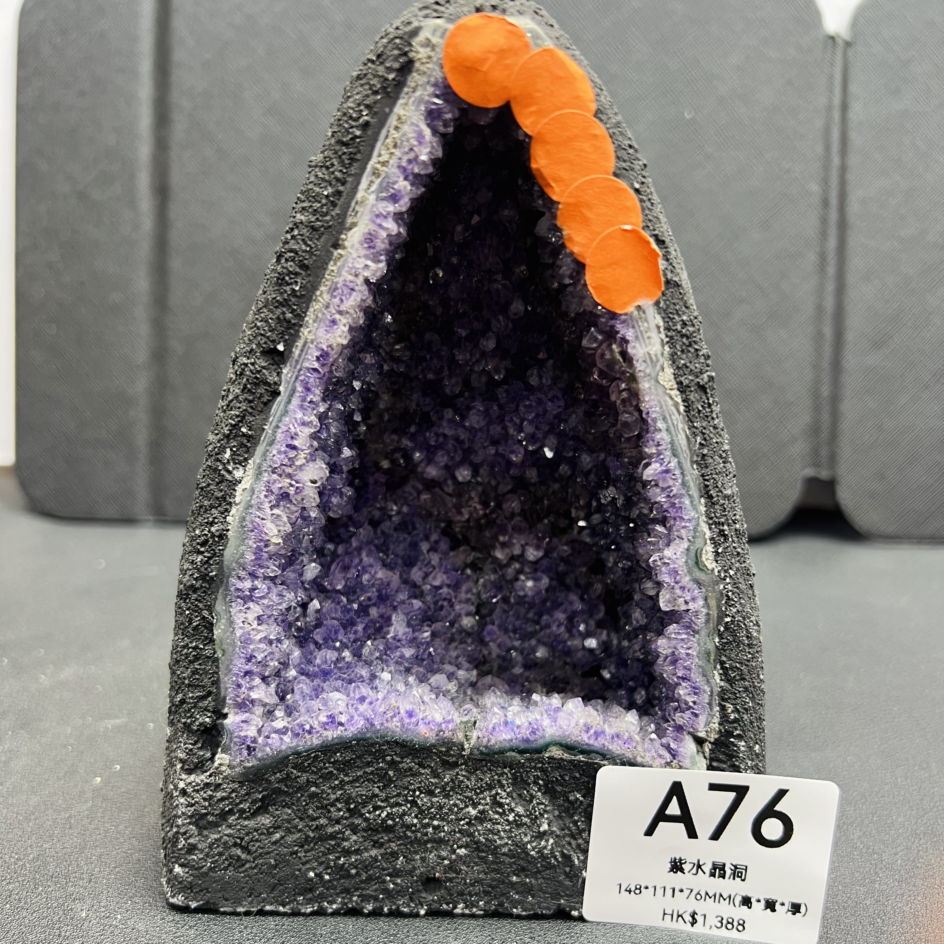 TX075 A76 紫水晶洞 148*111*76MM(高*寬*厚) 送木座