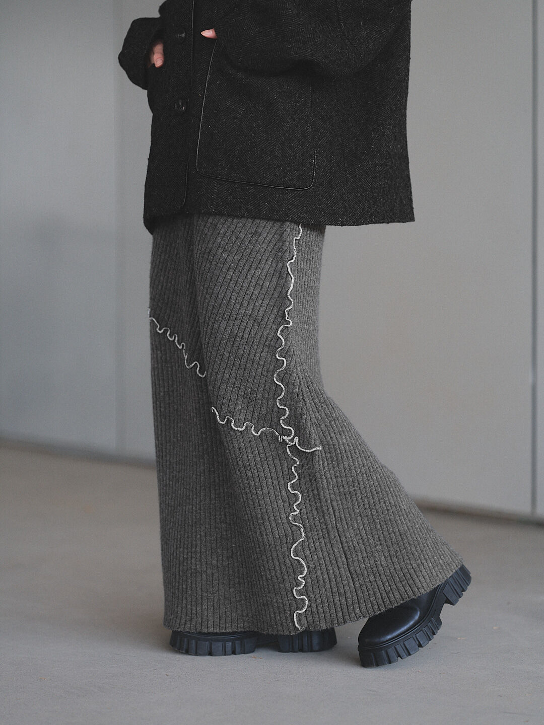 (限量)霧線漫褶！滾邊針織半身裙(兩色-木炭灰)