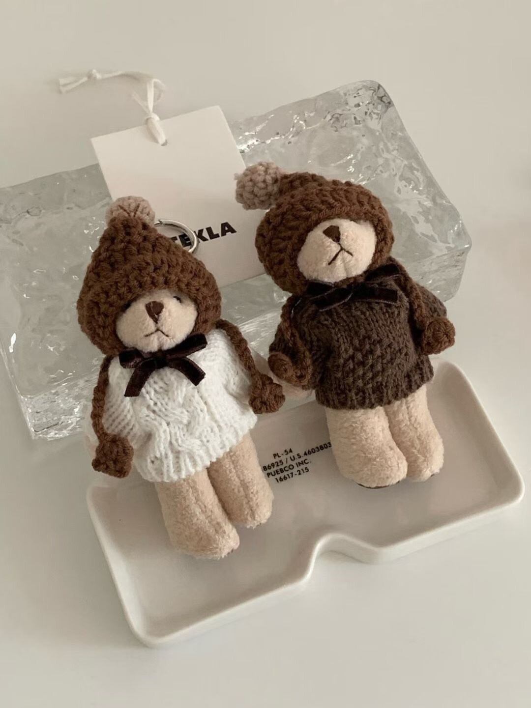 戴毛帽穿麻花毛衣可愛小熊吊飾 / 2色