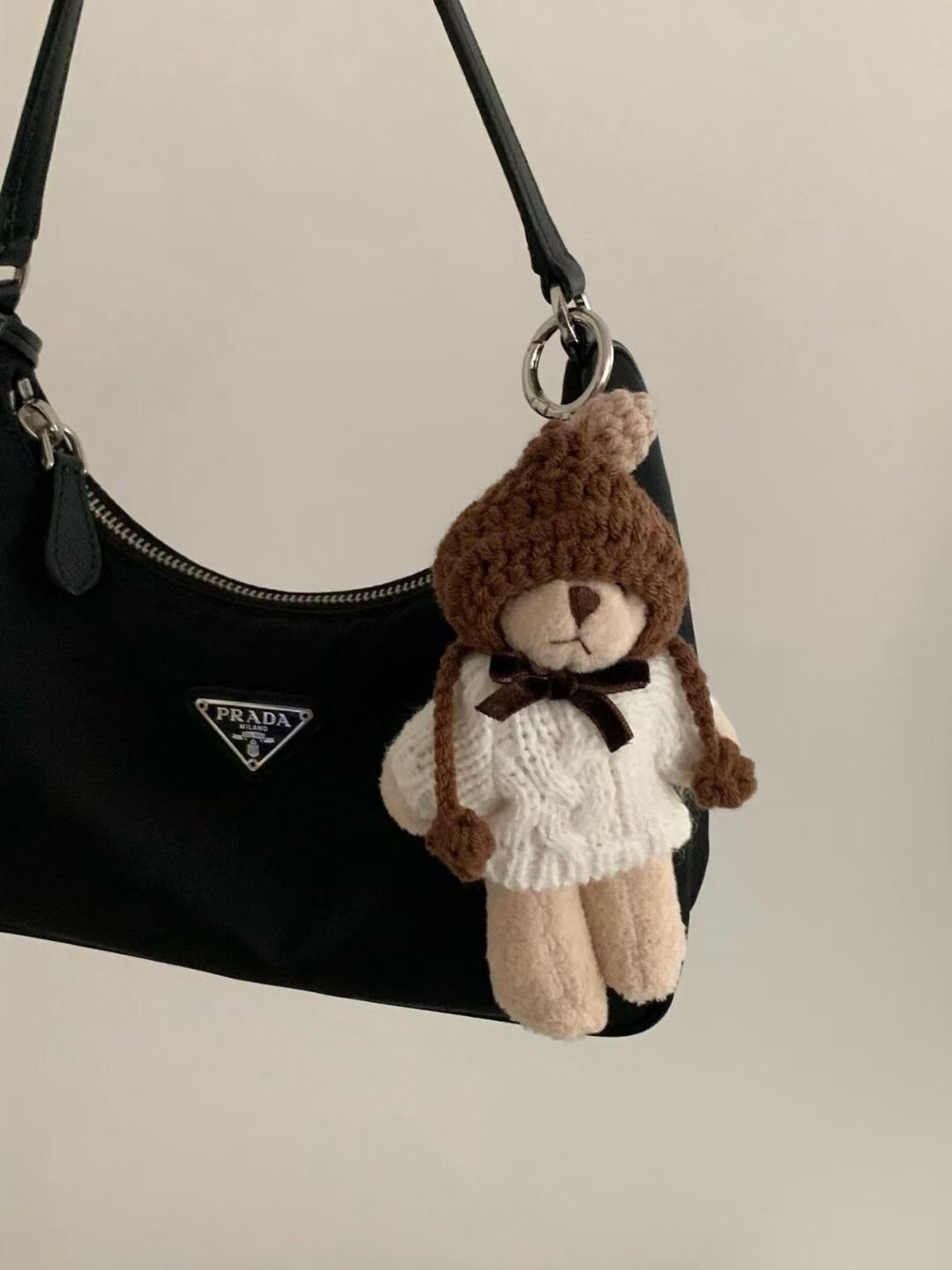 戴毛帽穿麻花毛衣可愛小熊吊飾 / 2色