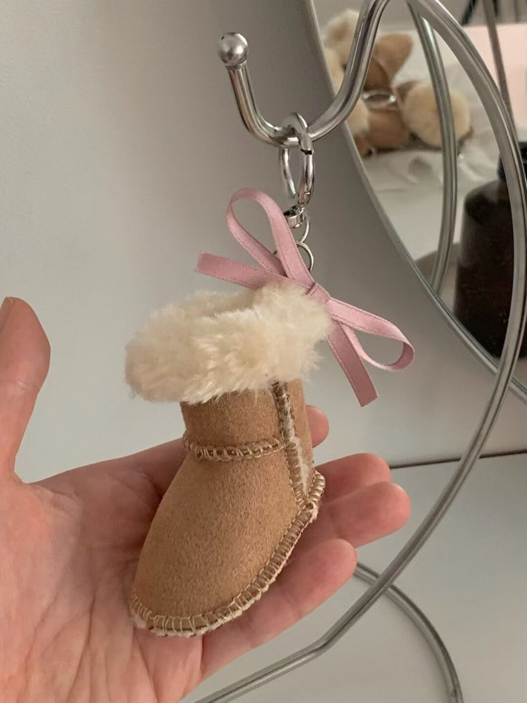 秋冬必備奶茶杏可愛毛毛雪靴吊飾