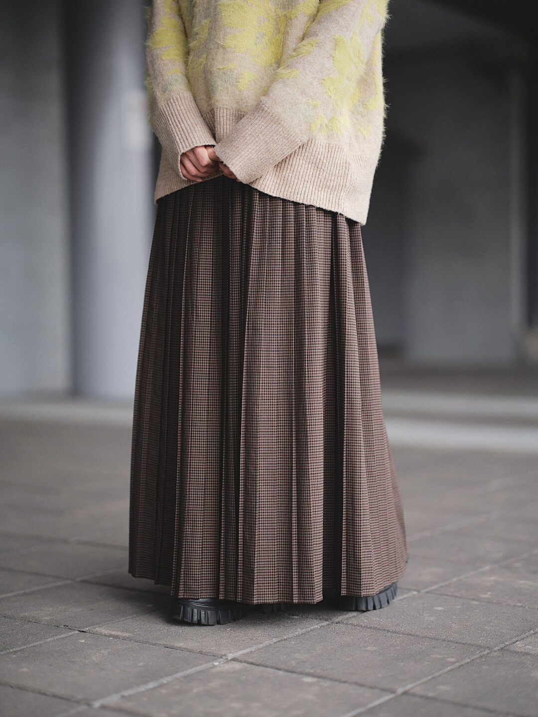 光落肩線上！細格壓褶半身裙(兩色-棕)