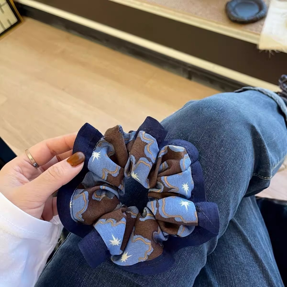 [3 FOR RM10] Contrast Vintage Blue Print Scrunchies