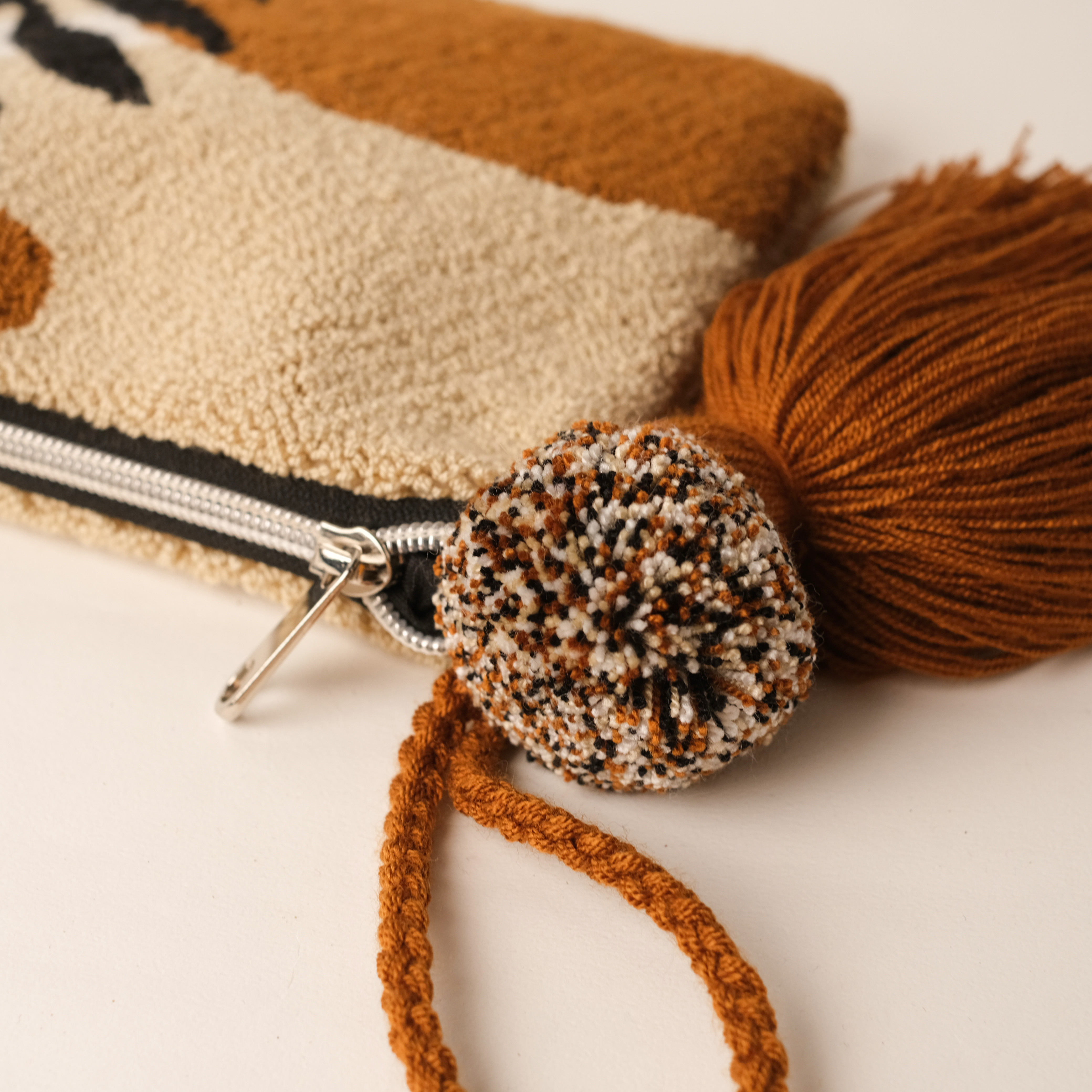 瓦尤戳繡包｜hoja de palma - 流蘇手拿包 B05｜委內瑞拉