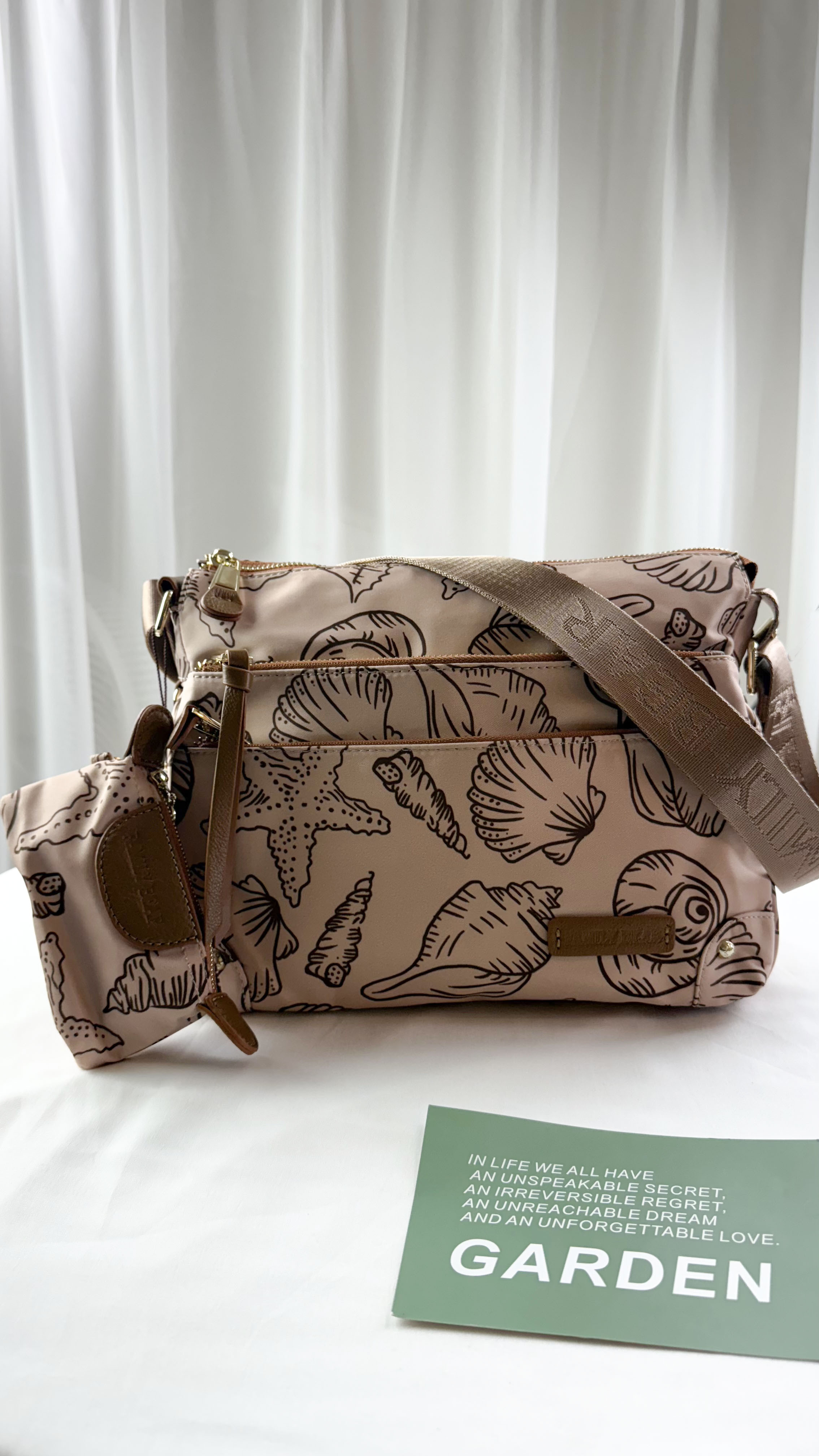 FamilyBear 奶茶色拼接貝殼圖騰 防潑水側背包 附零錢包 #2045