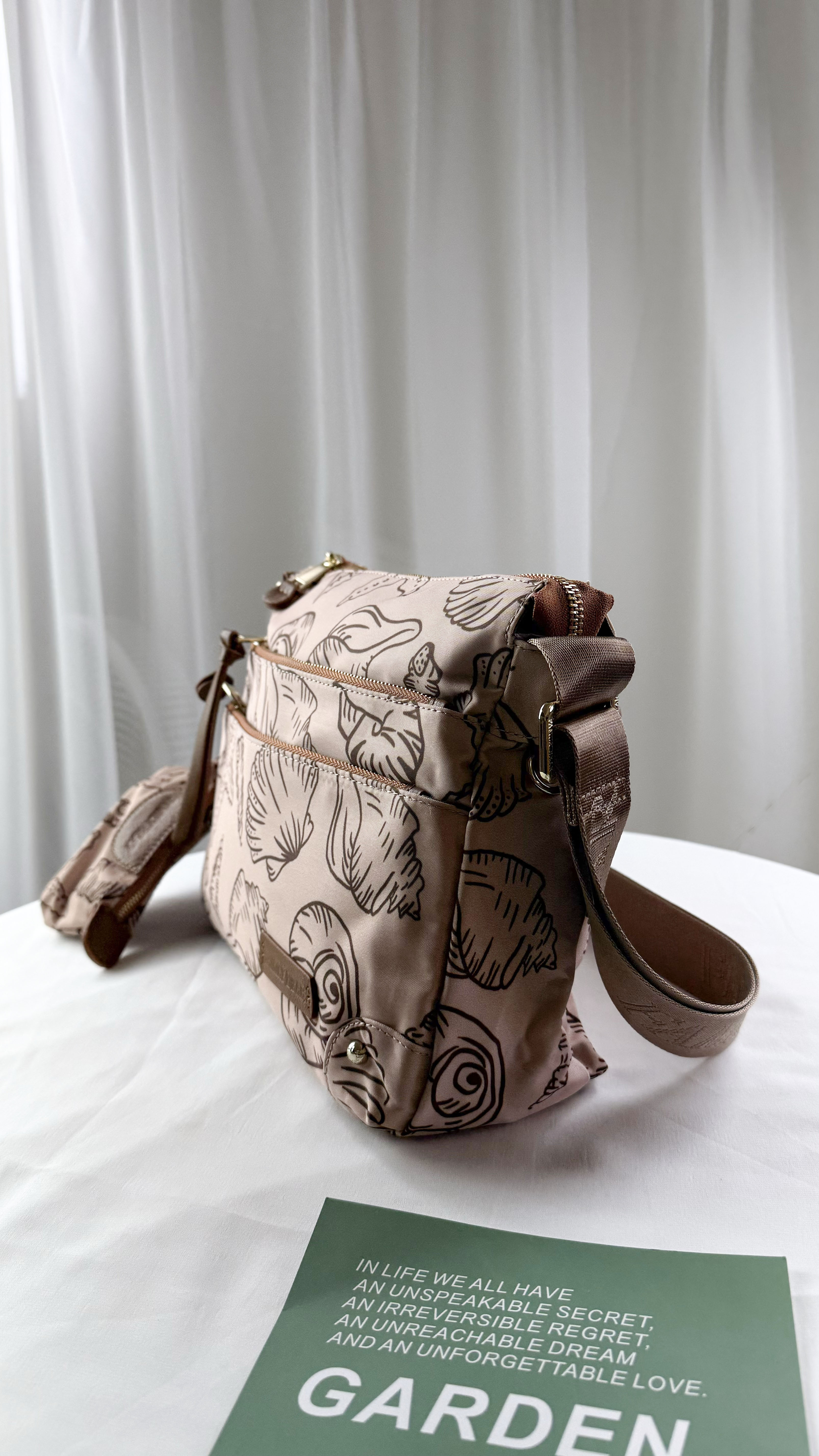 FamilyBear 奶茶色拼接貝殼圖騰 防潑水側背包 附零錢包 #2045