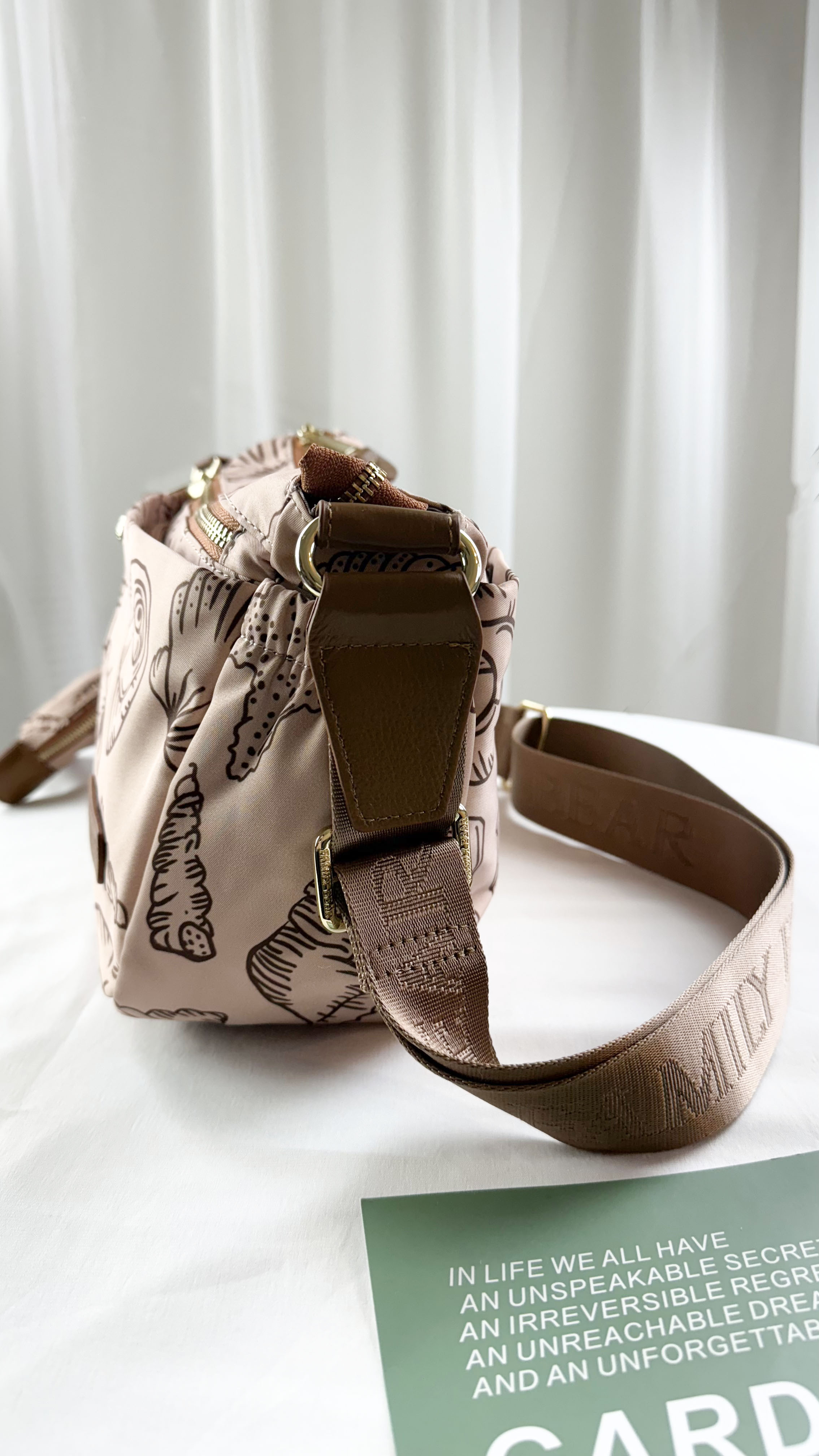 FamilyBear 奶茶色拼接貝殼圖騰 防潑水側背包 附零錢包   #2806