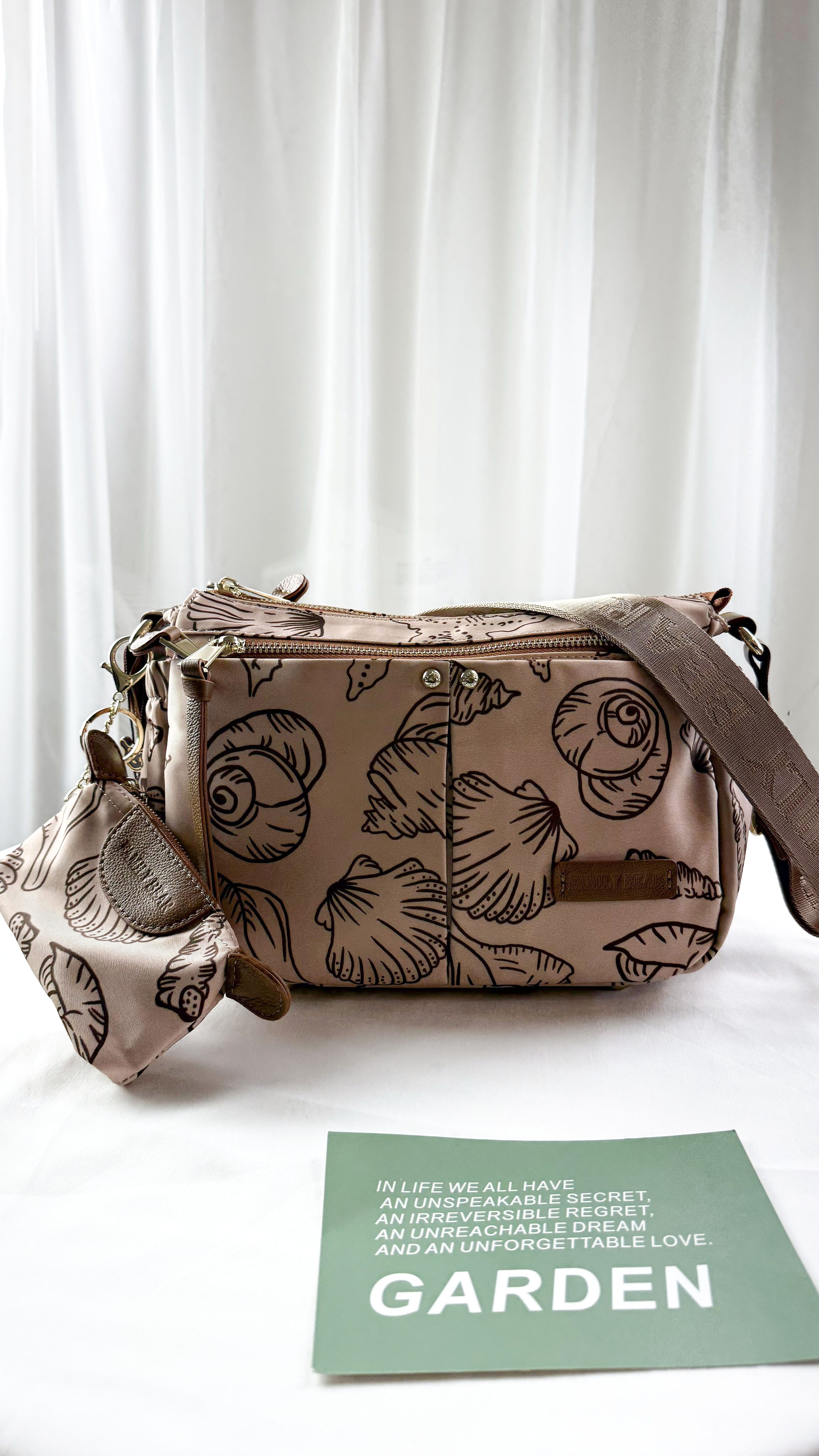 FamilyBear 奶茶色拼接貝殼圖騰 防潑水側背包 附零錢包   #2806