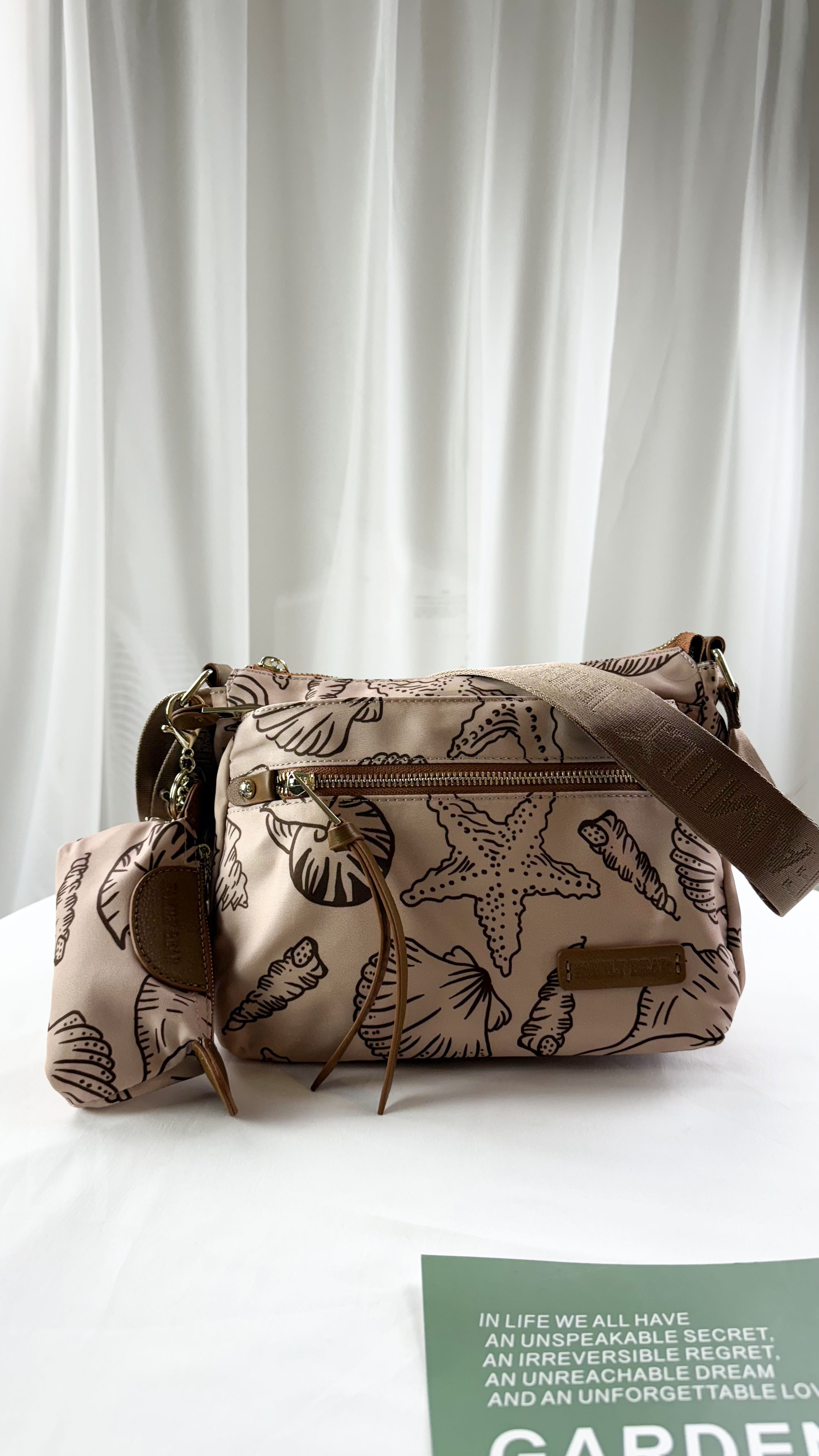 FamilyBear 奶茶色拼接貝殼圖騰 防潑水側背包 附零錢包  #2672