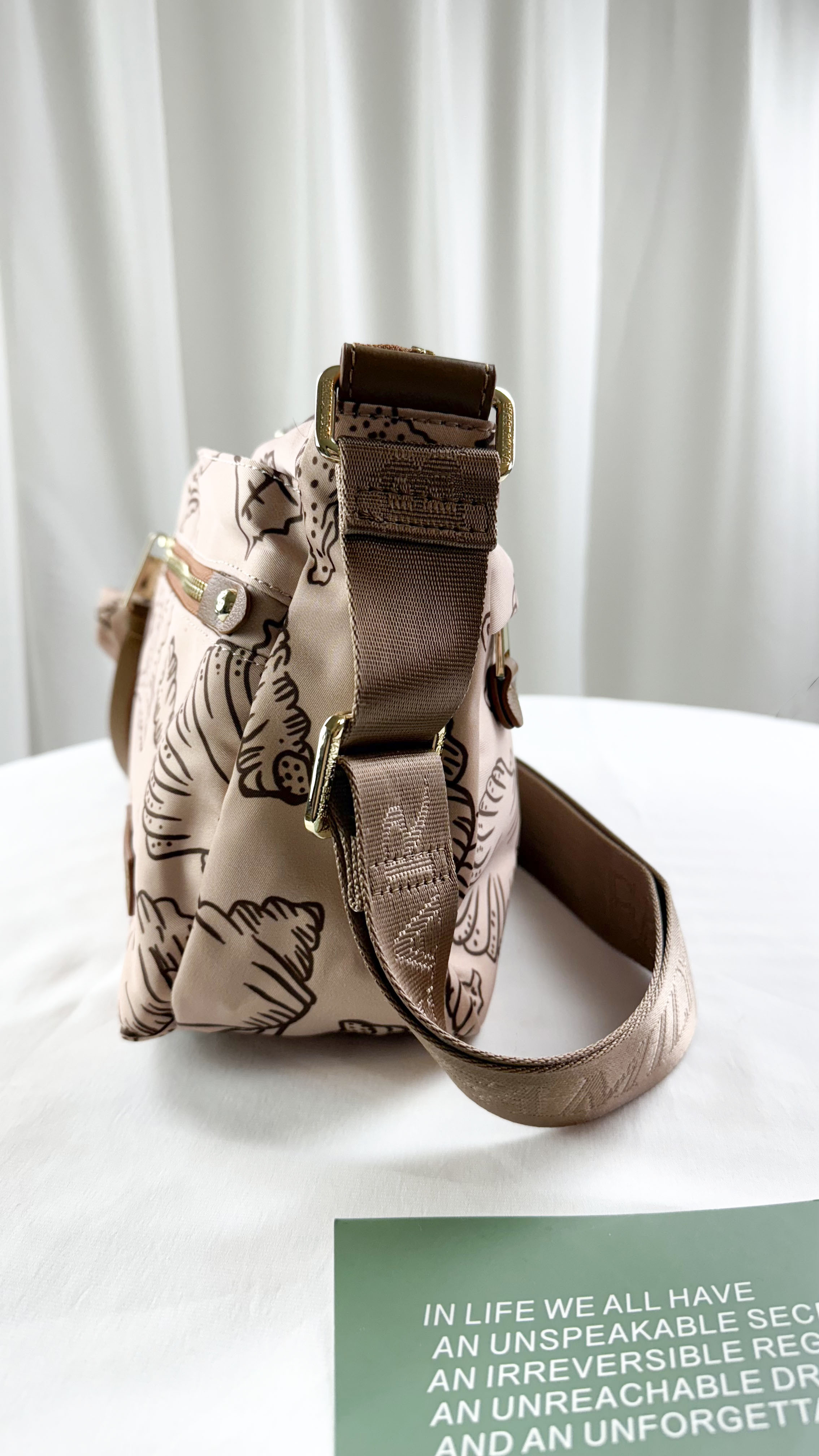 FamilyBear 奶茶色拼接貝殼圖騰 防潑水側背包 附零錢包  #2672