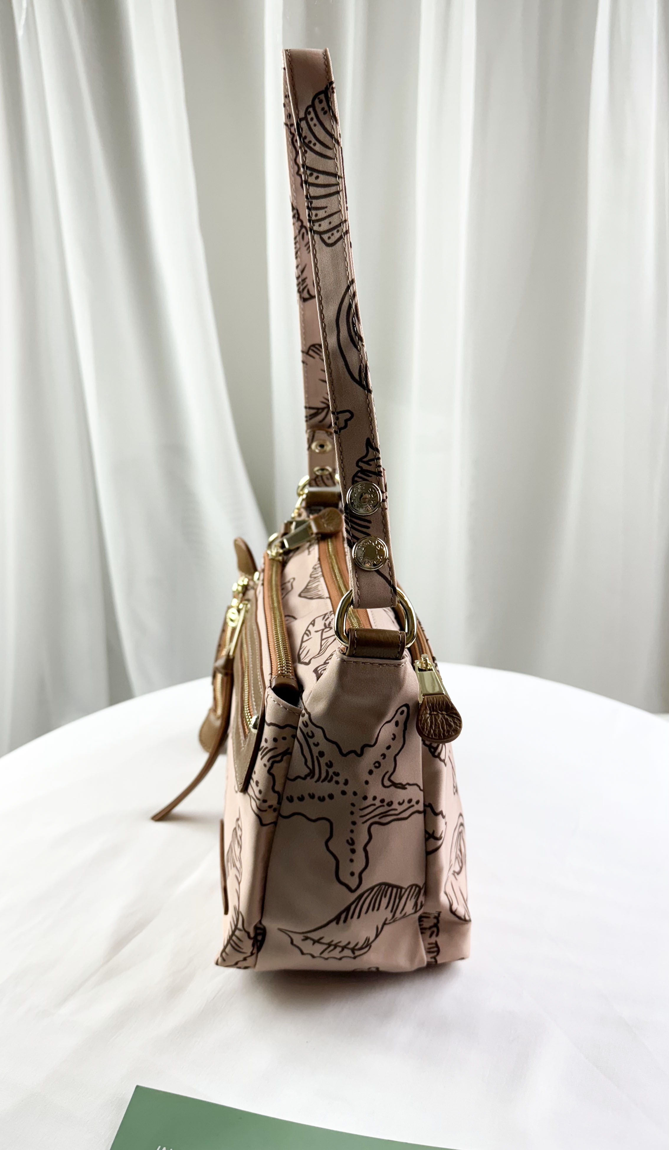 FamilyBear 奶茶色拼接貝殼圖騰 防潑水肩背包 / 側背包  附零錢包   #2820