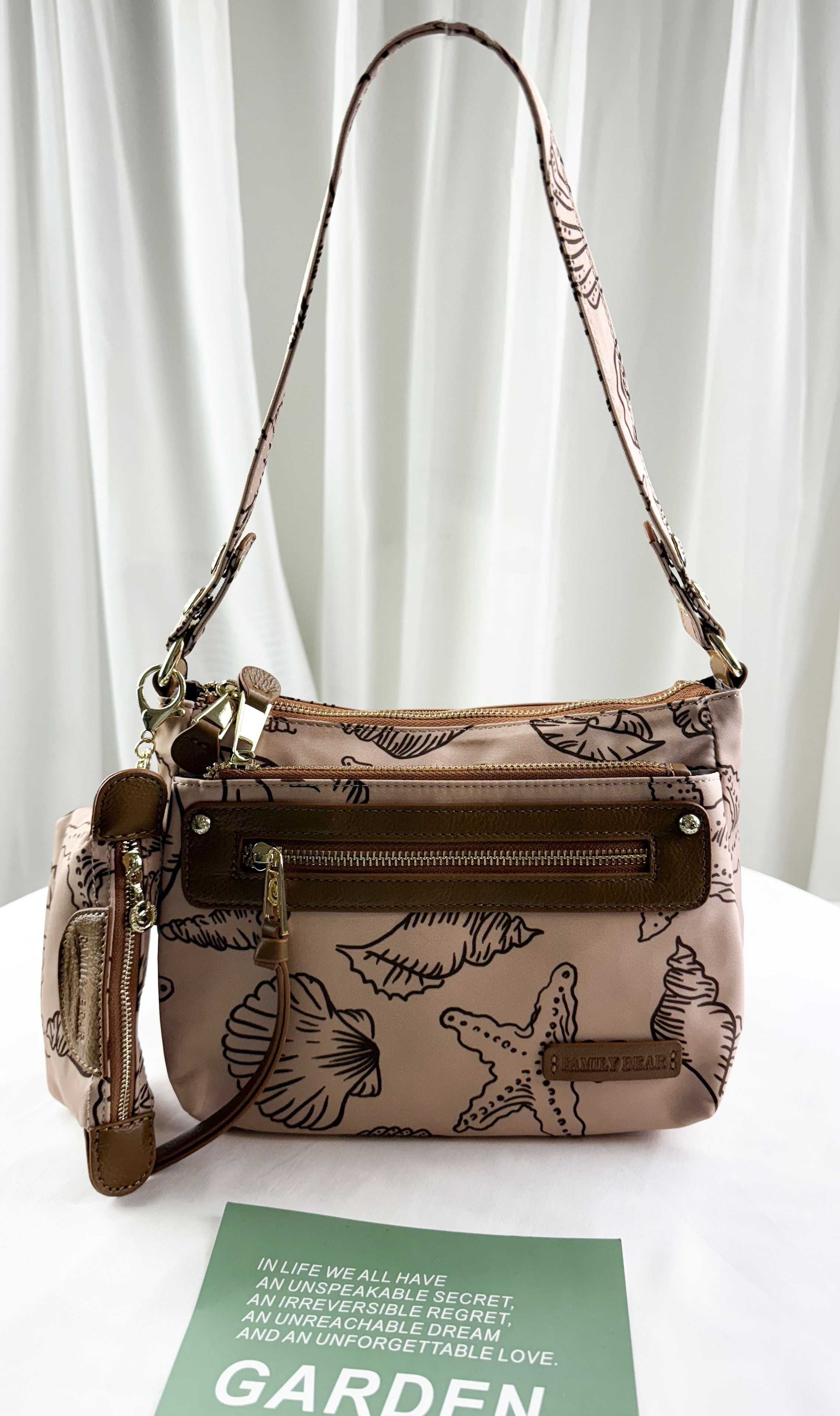 FamilyBear 奶茶色拼接貝殼圖騰 防潑水肩背包 / 側背包  附零錢包   #2820