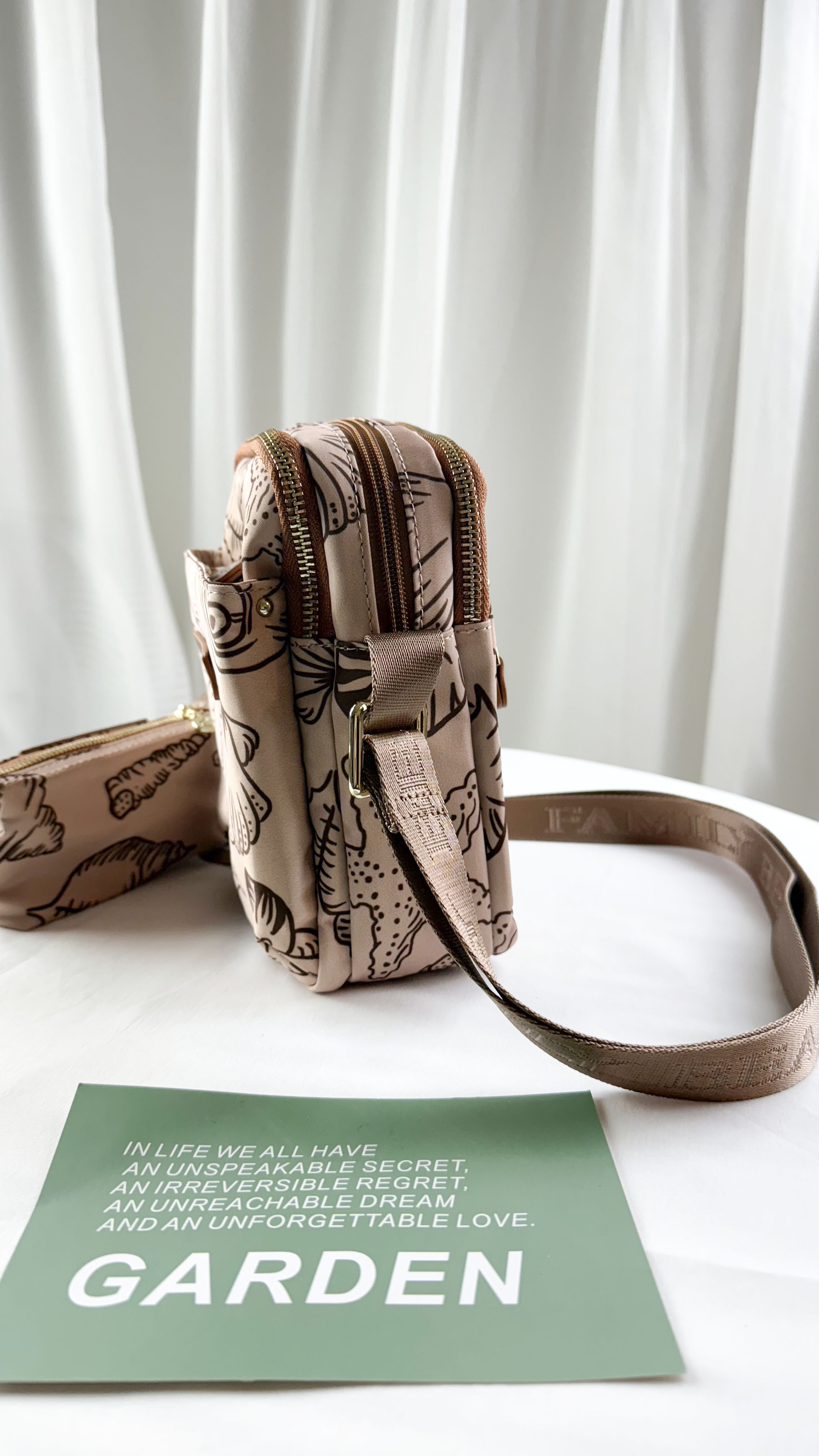 FamilyBear 奶茶色拼接貝殼圖騰 防潑水側背包 附零錢包 #2499