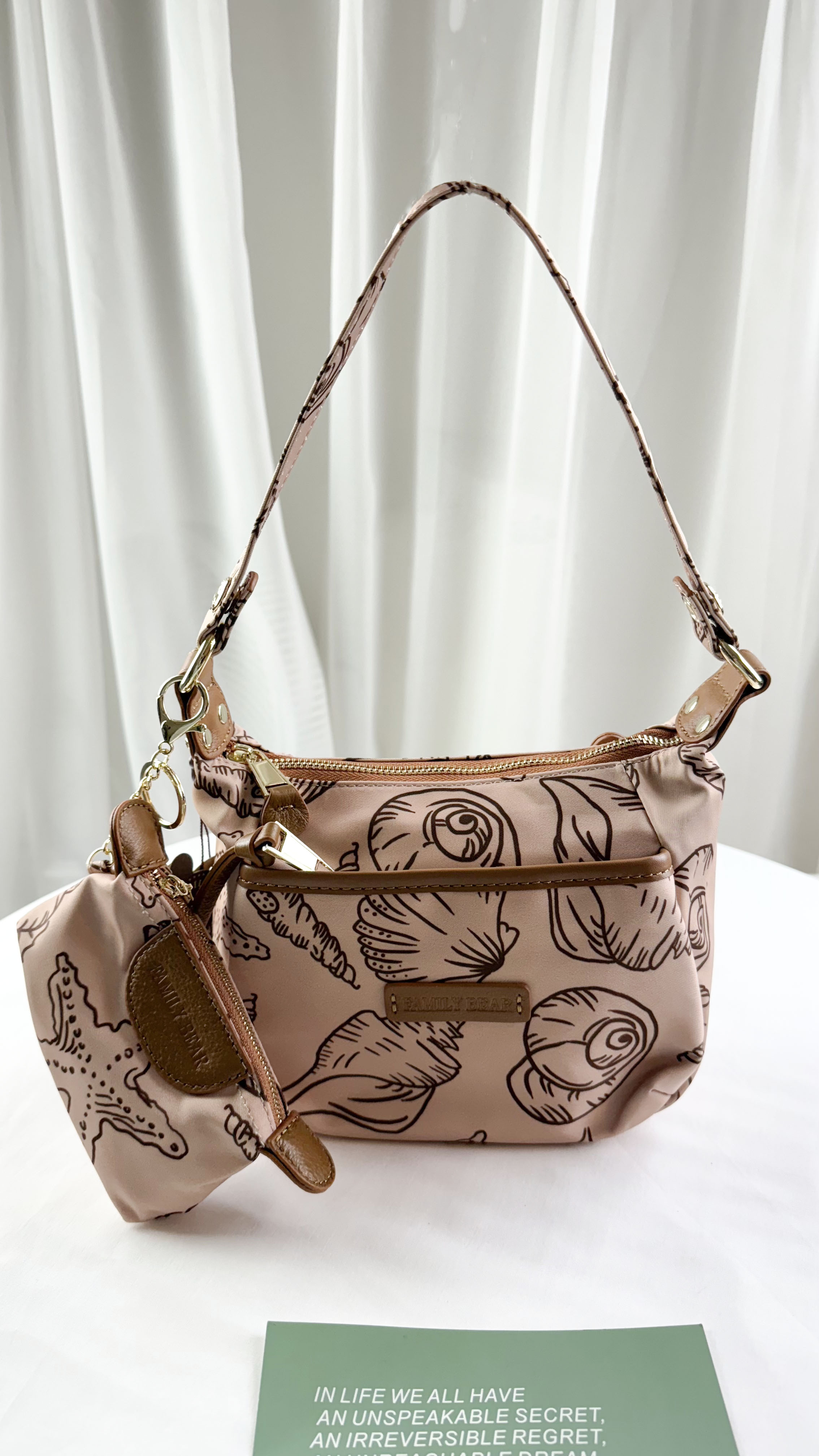 FamilyBear 奶茶色拼接貝殼圖騰 防潑水肩背包 / 側背包 附零錢包   #2503