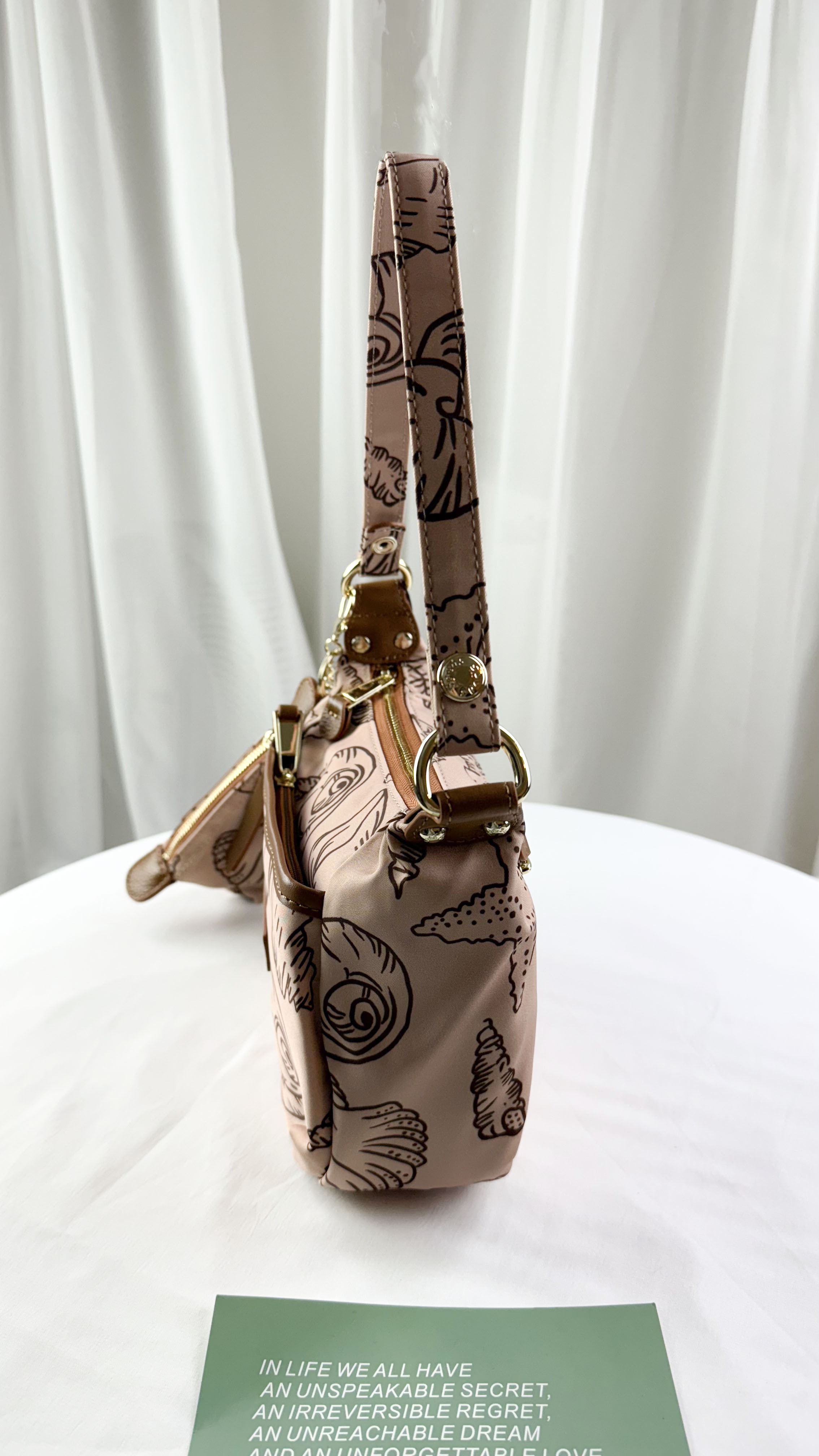 FamilyBear 奶茶色拼接貝殼圖騰 防潑水肩背包 / 側背包 附零錢包   #2503