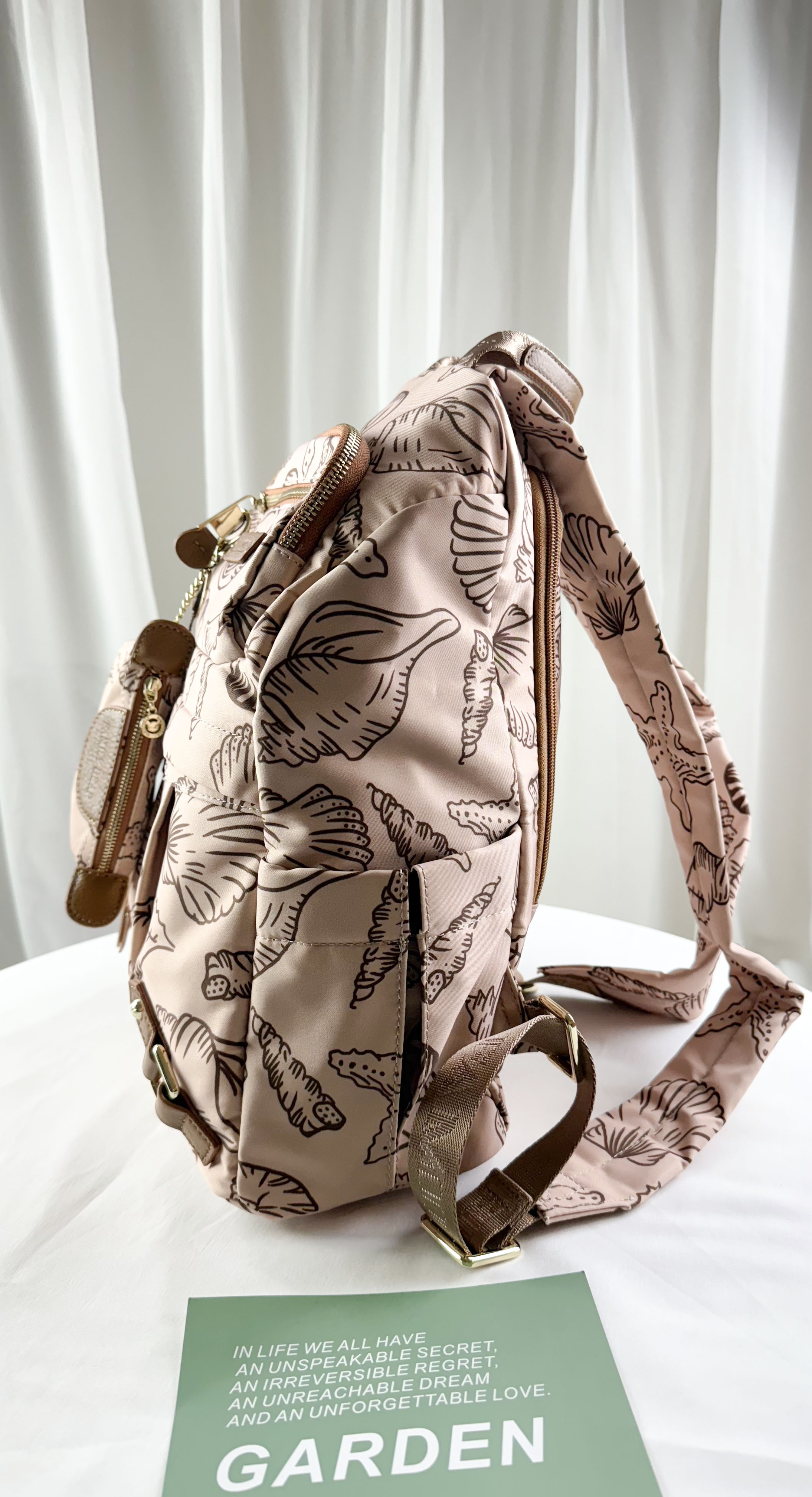 FamilyBear 奶茶色拼接貝殼圖騰 防潑水防盜後背包  附零錢包   #2828