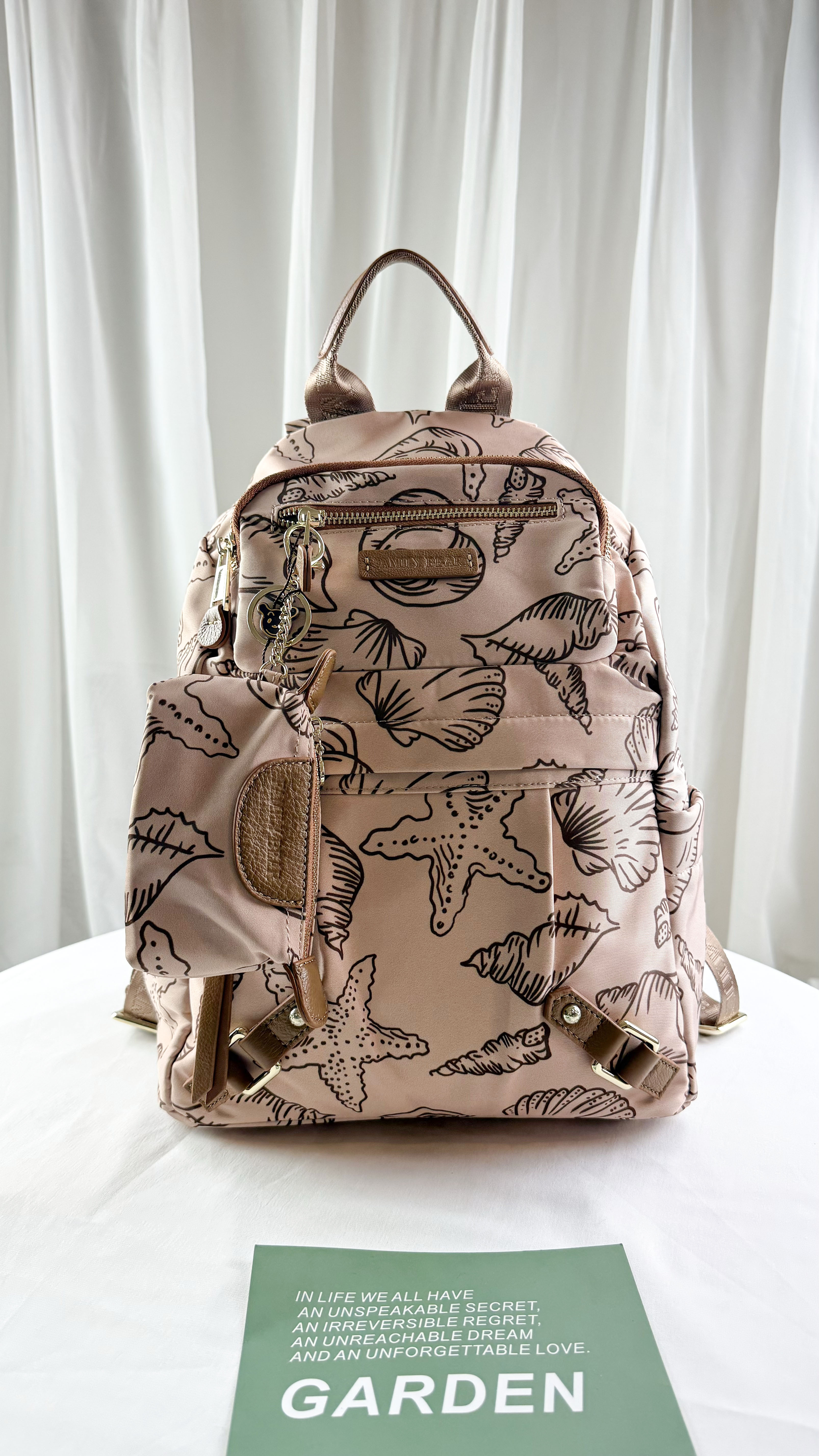 FamilyBear 奶茶色拼接貝殼圖騰 防潑水防盜後背包  附零錢包   #2828