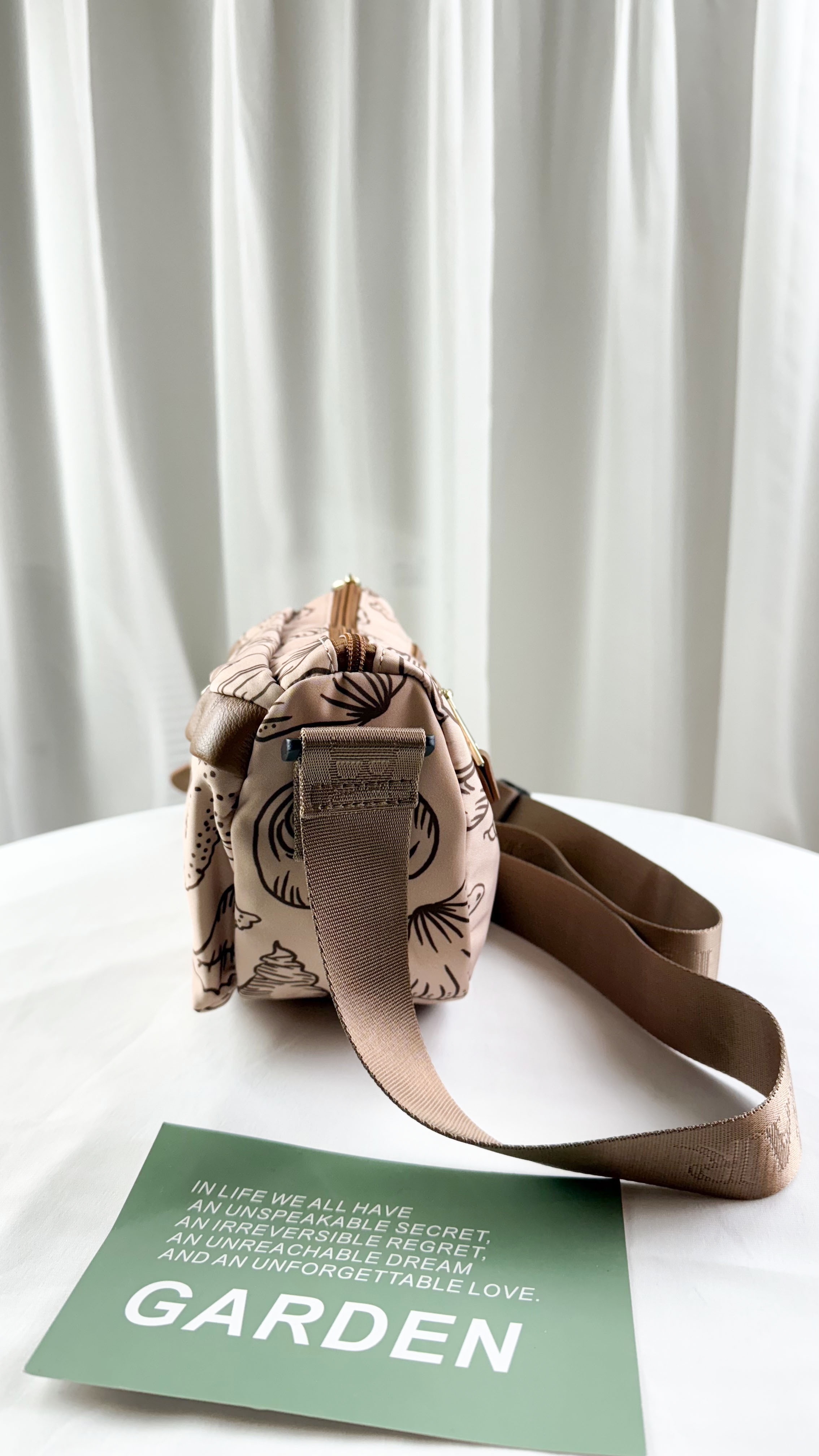 FamilyBear 奶茶色拼接貝殼圖騰 防潑水側背包 附零錢包   #2909