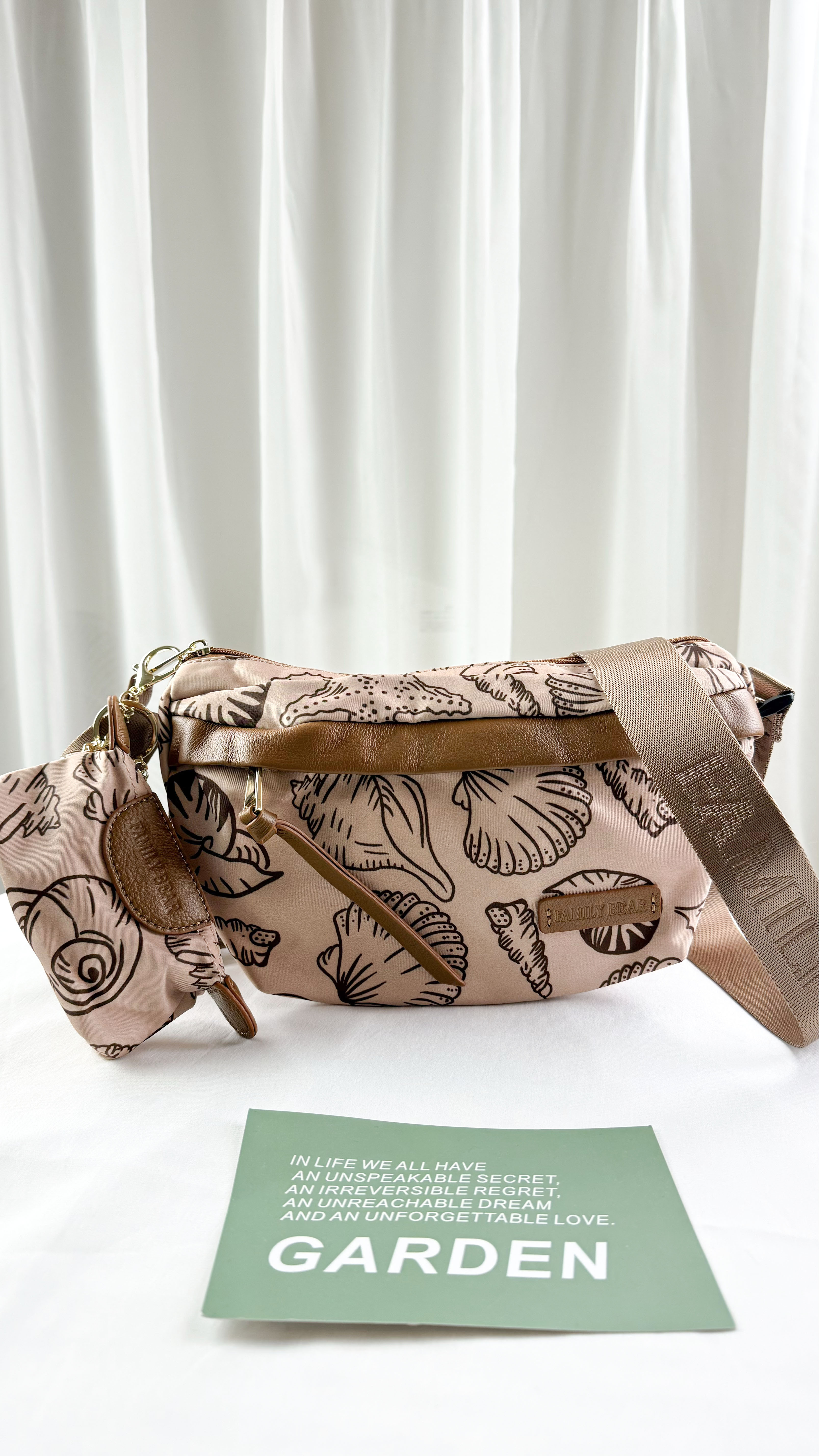 FamilyBear 奶茶色拼接貝殼圖騰 防潑水側背包 附零錢包   #2909