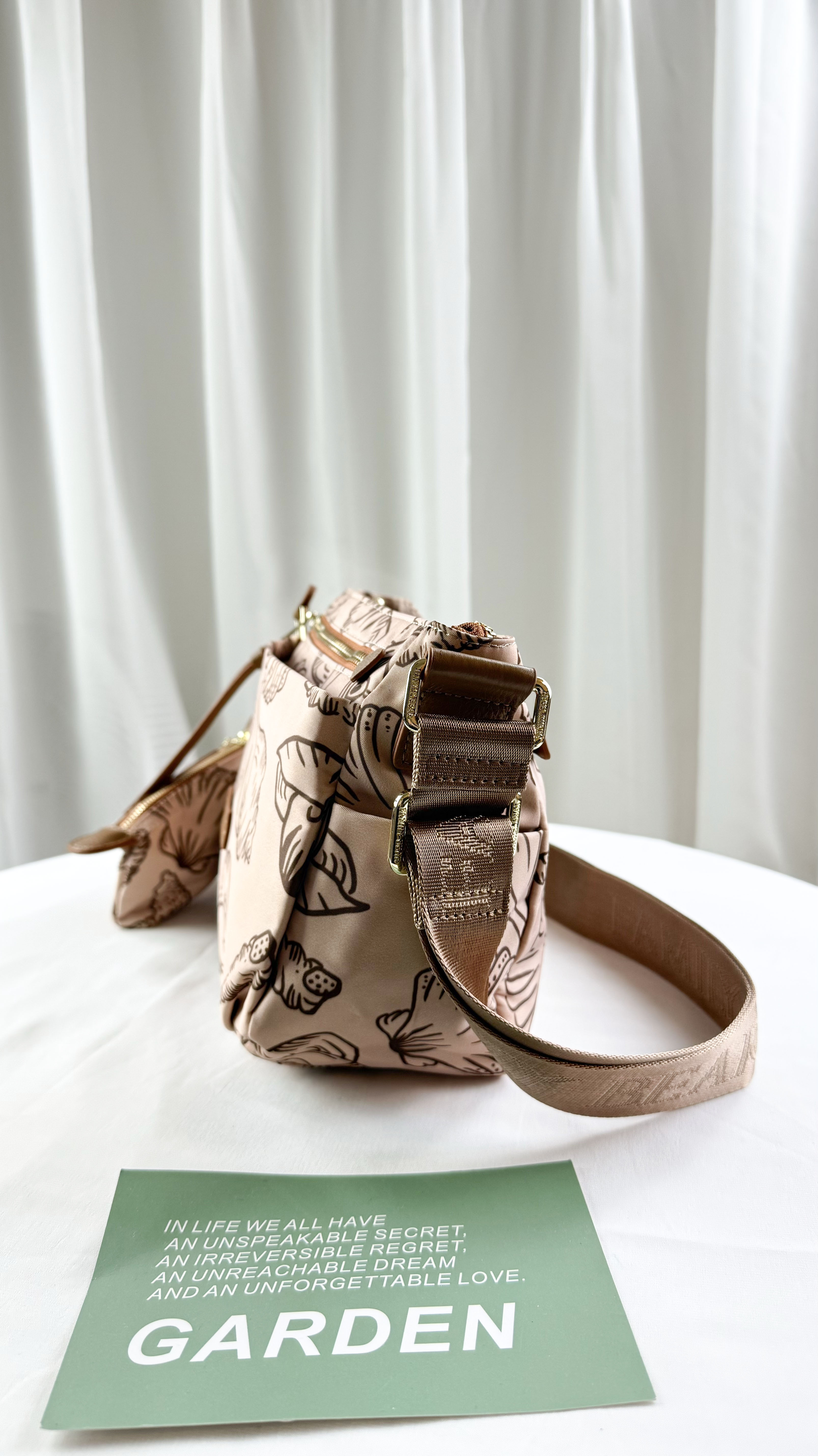 FamilyBear 奶茶色拼接貝殼圖騰 防潑水側背包 附零錢包   #2908