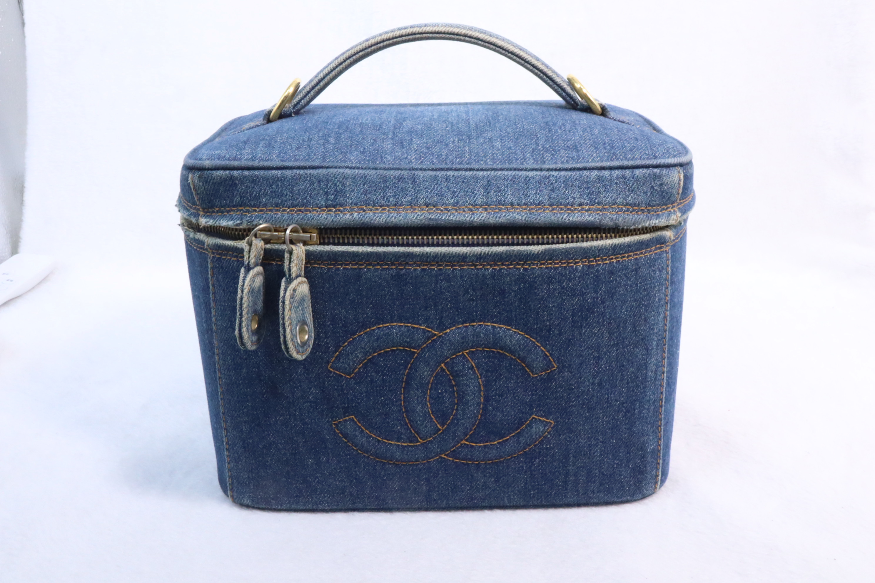 Chanel 牛仔化妝袋💙 （現貨）