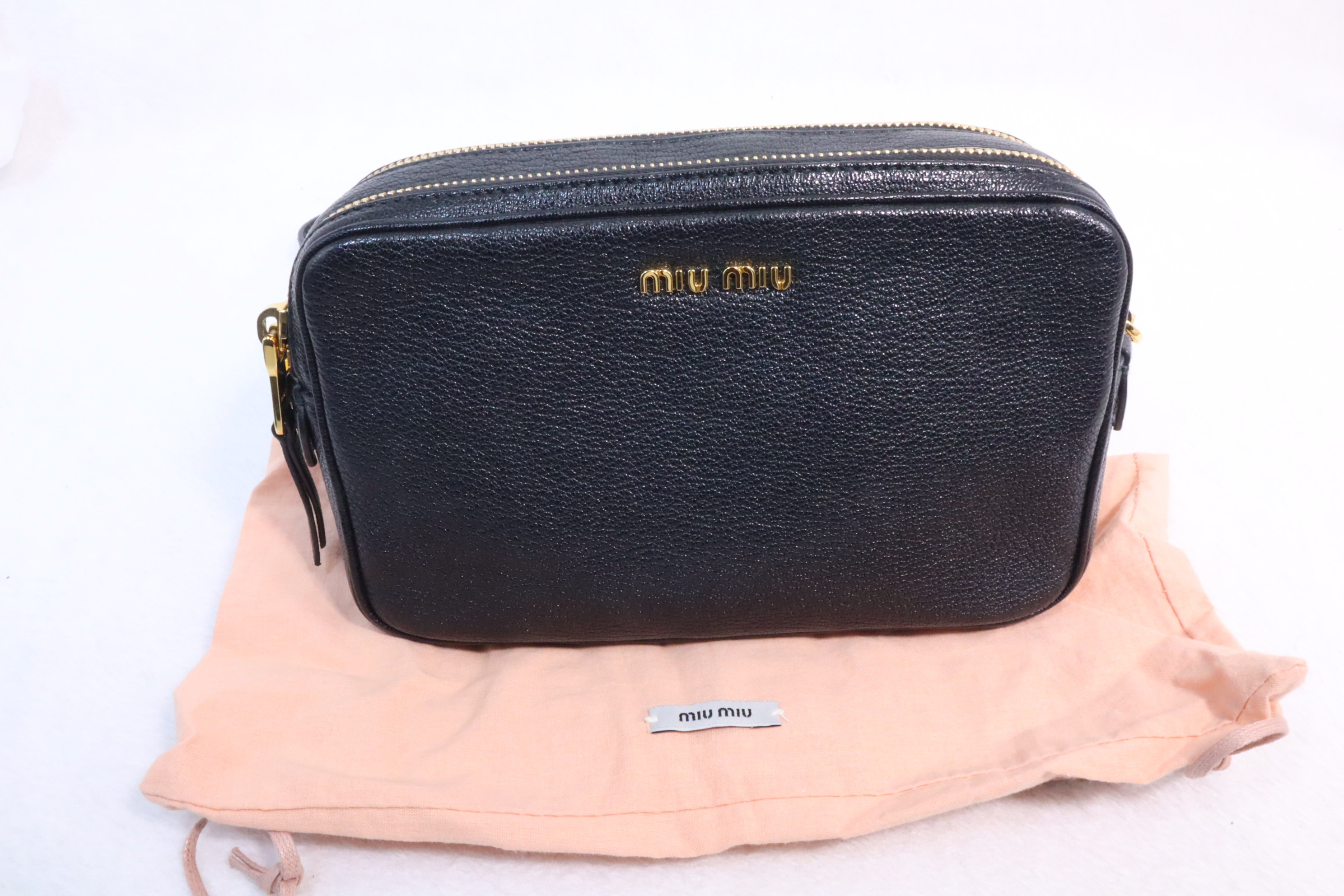 Miumiu 相機包🖤  （現貨）
