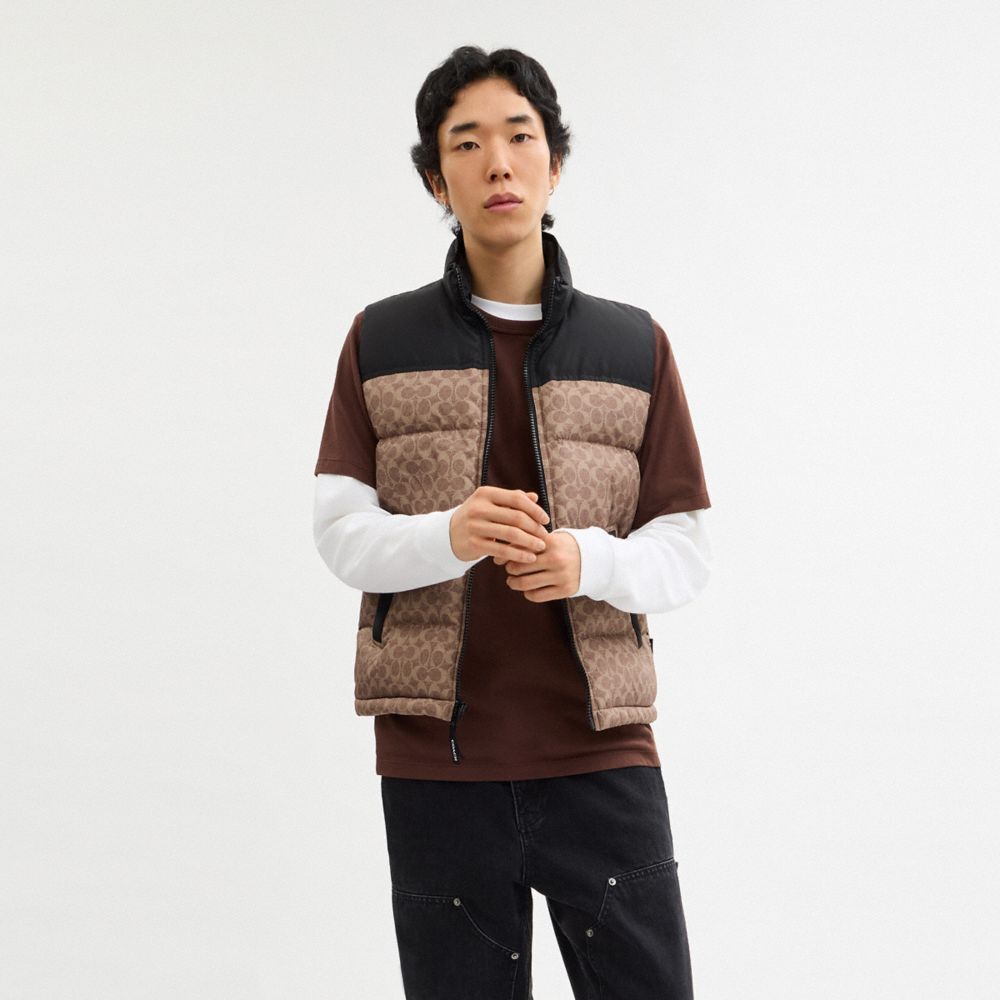 【Coach】男大 (90% 羽絨, 10% 羽毛) Signature Down Vest In Recycled Polyester  咖