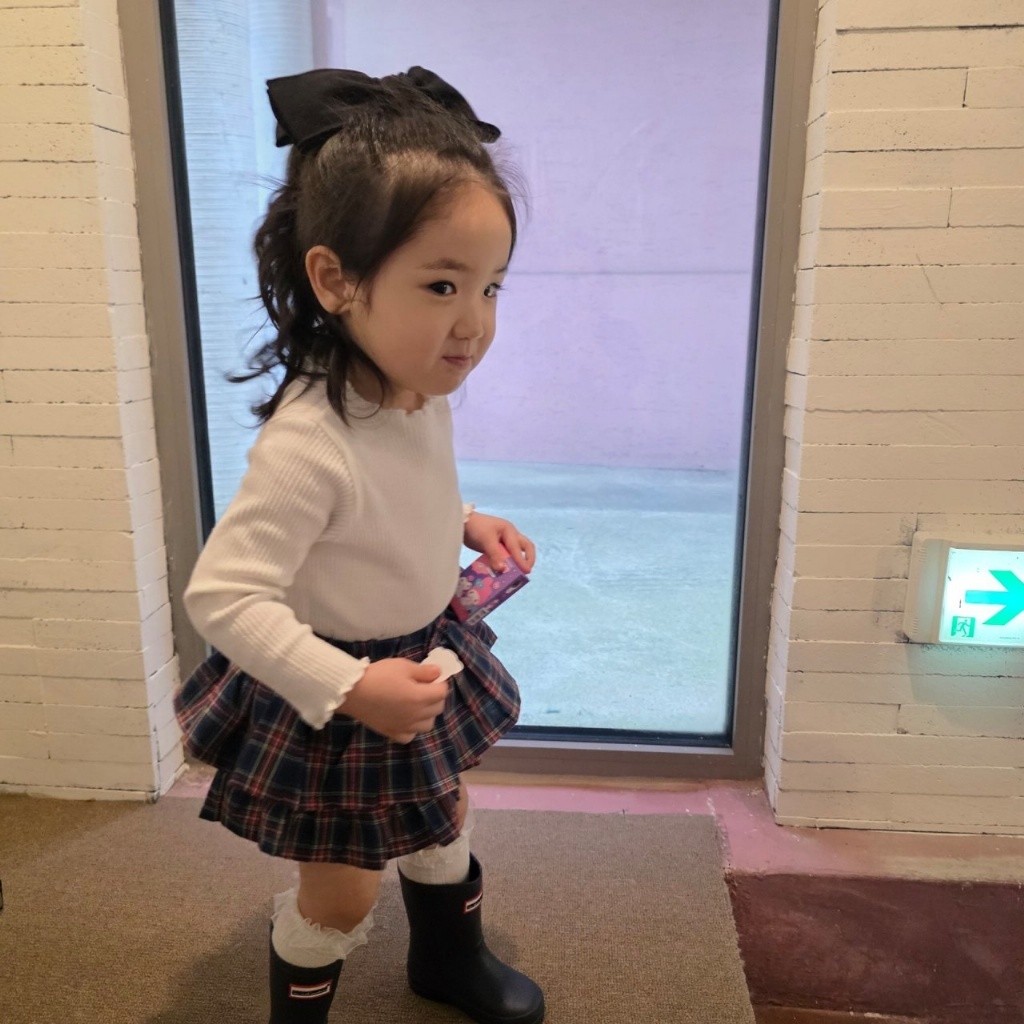 正韓春COLOR 兩色直抗條捲邊上衣