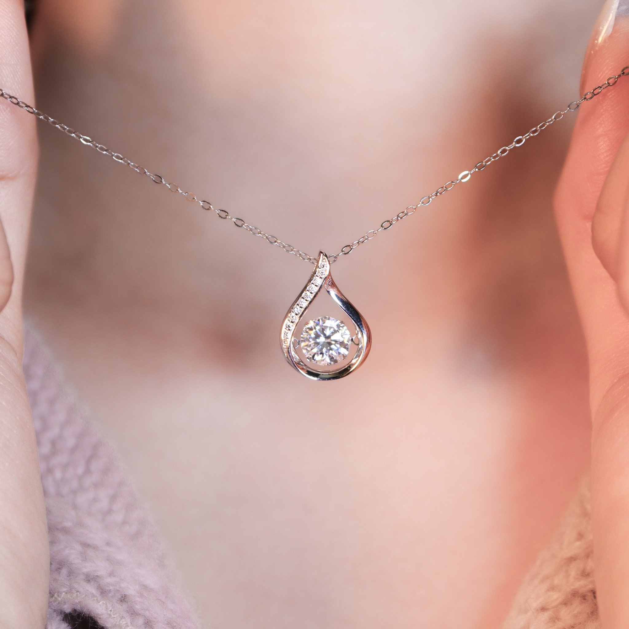 | 925純銀・厚鍍白金・莫桑石 | 鑽光懸浮有你的記憶項鍊 | NE1594 |