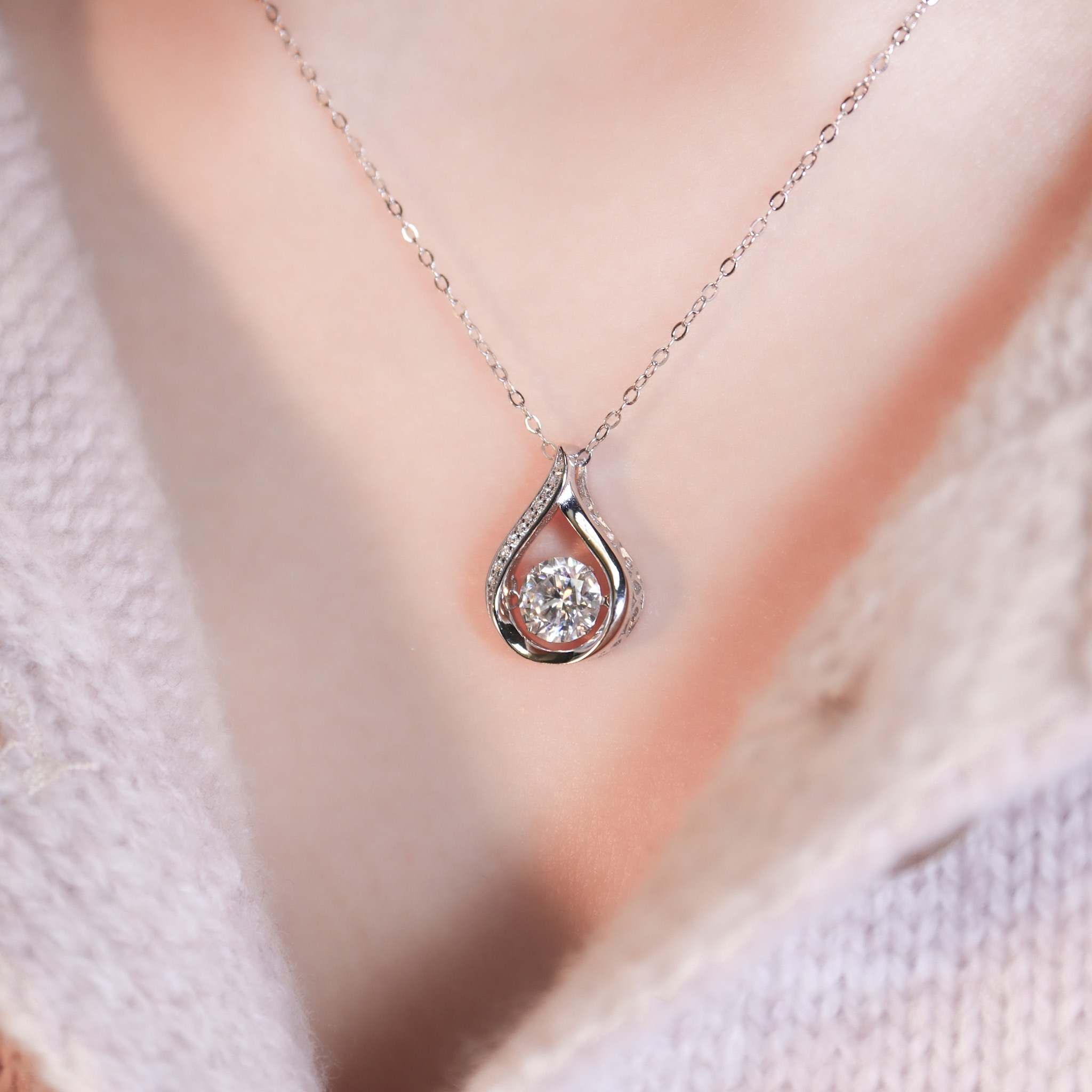 | 925純銀・厚鍍白金・莫桑石 | 鑽光懸浮有你的記憶項鍊 | NE1594 |