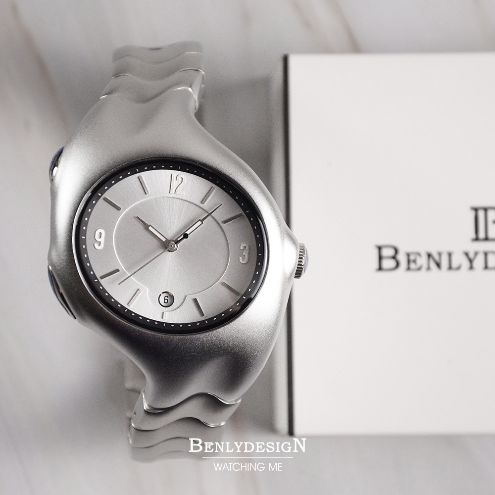 萬年鐘錶 -  Benlydesign  Mobius莫比烏斯銀面銀框造型不鏽鋼石英錶  X5000-Q-M 錶徑39.8*58.8MM