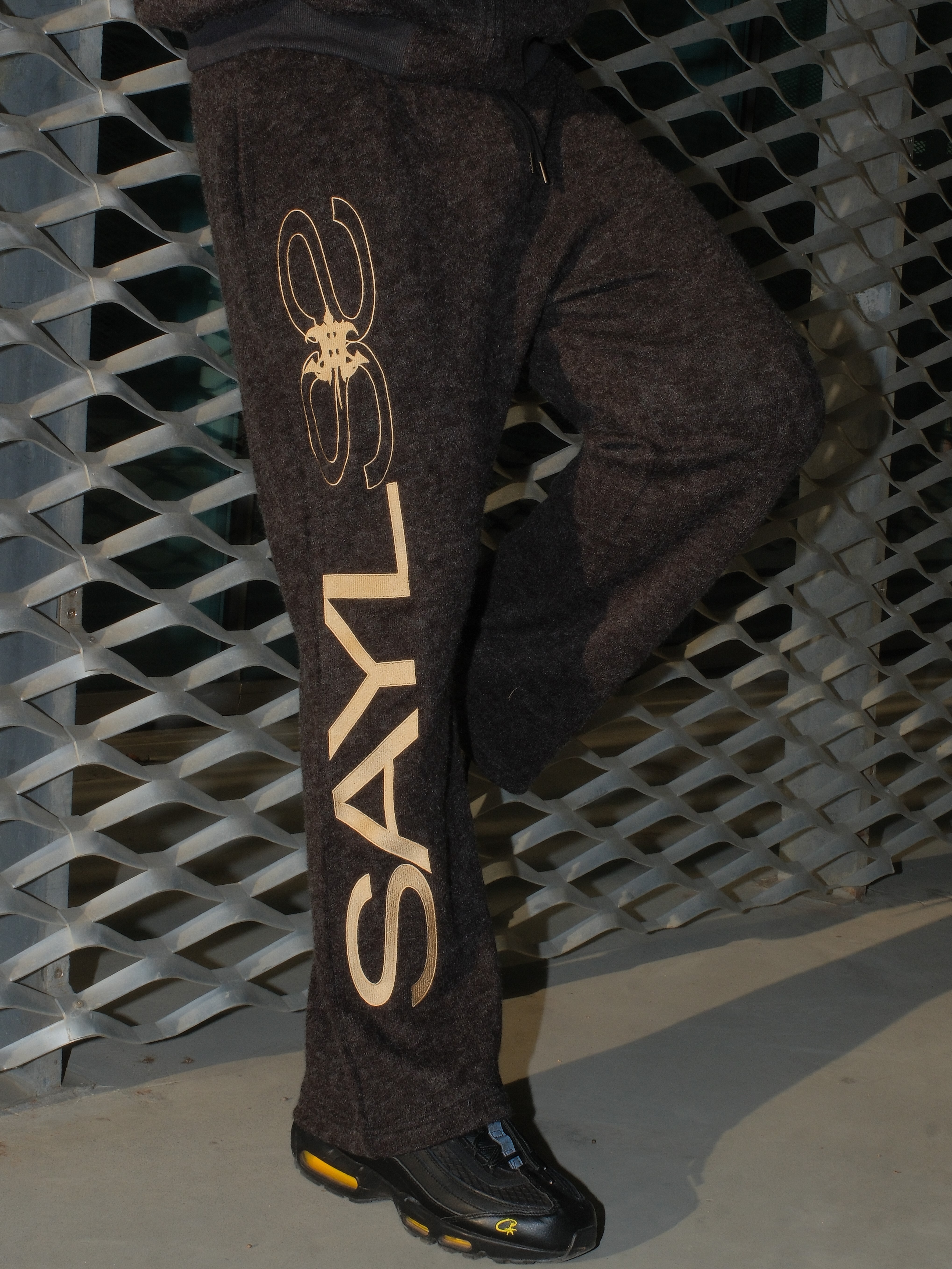 ATONE STUDIO x SAYLESS 聯名限定 刺繡雙Logo 深黑灰棉長褲 cozy Lightweight Short-Nap Knit Sweatpants