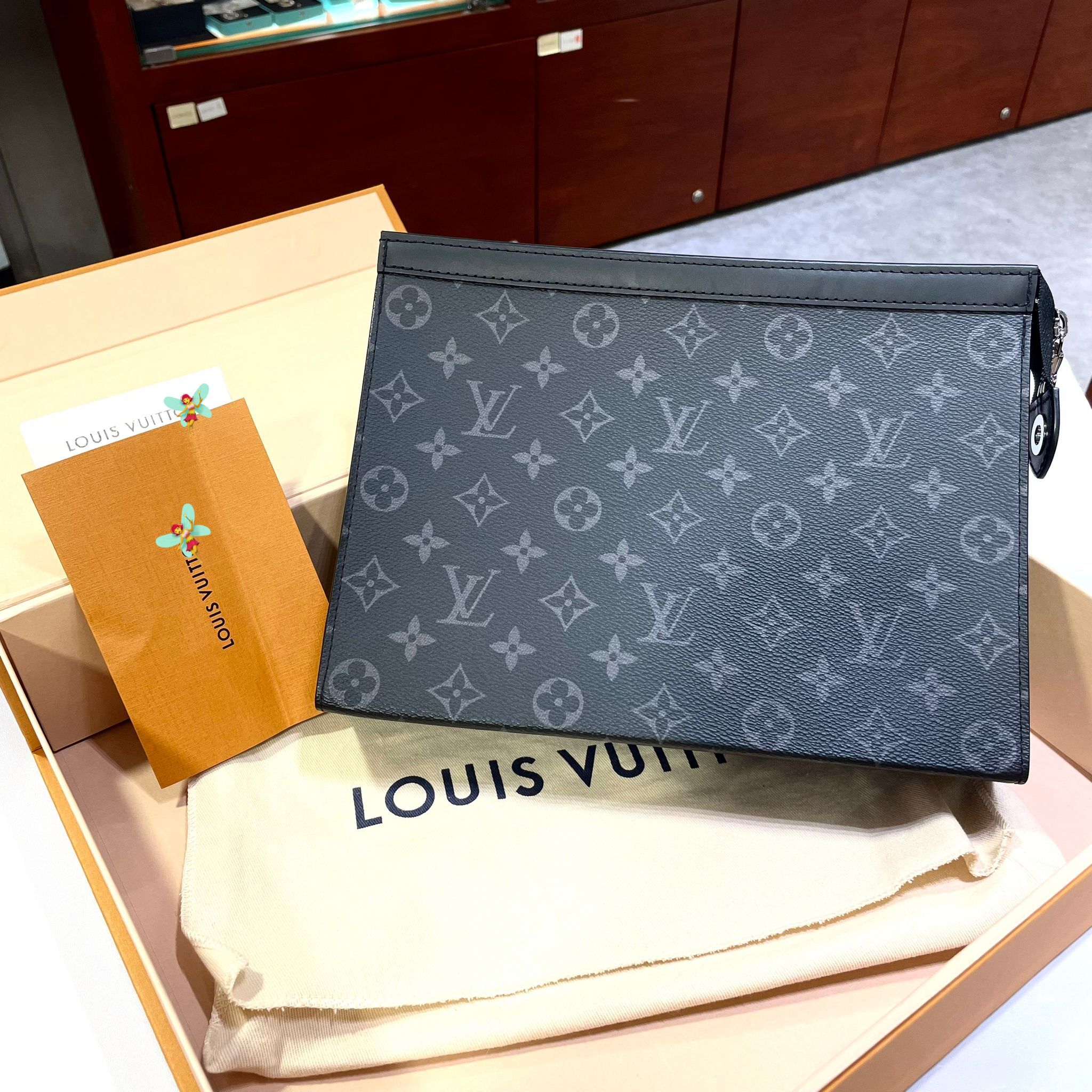 全新LV男士手拿包 M61692 POCHETTE VOYAGE MM 黑色MONOGRAM帆布 #BRAND NEW #香榭站正品