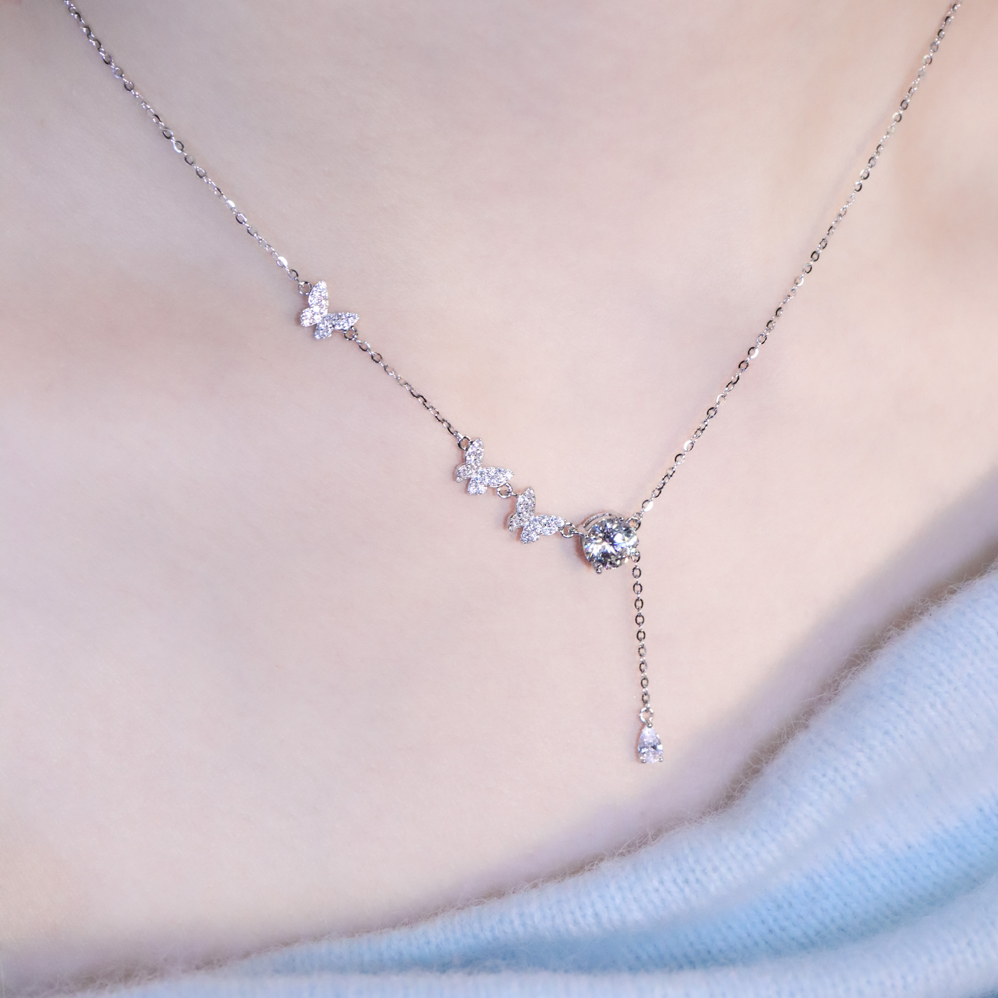 | 925純銀・厚鍍白金・莫桑石 | 鑽光蝶願之境項鍊 | NE1573 |