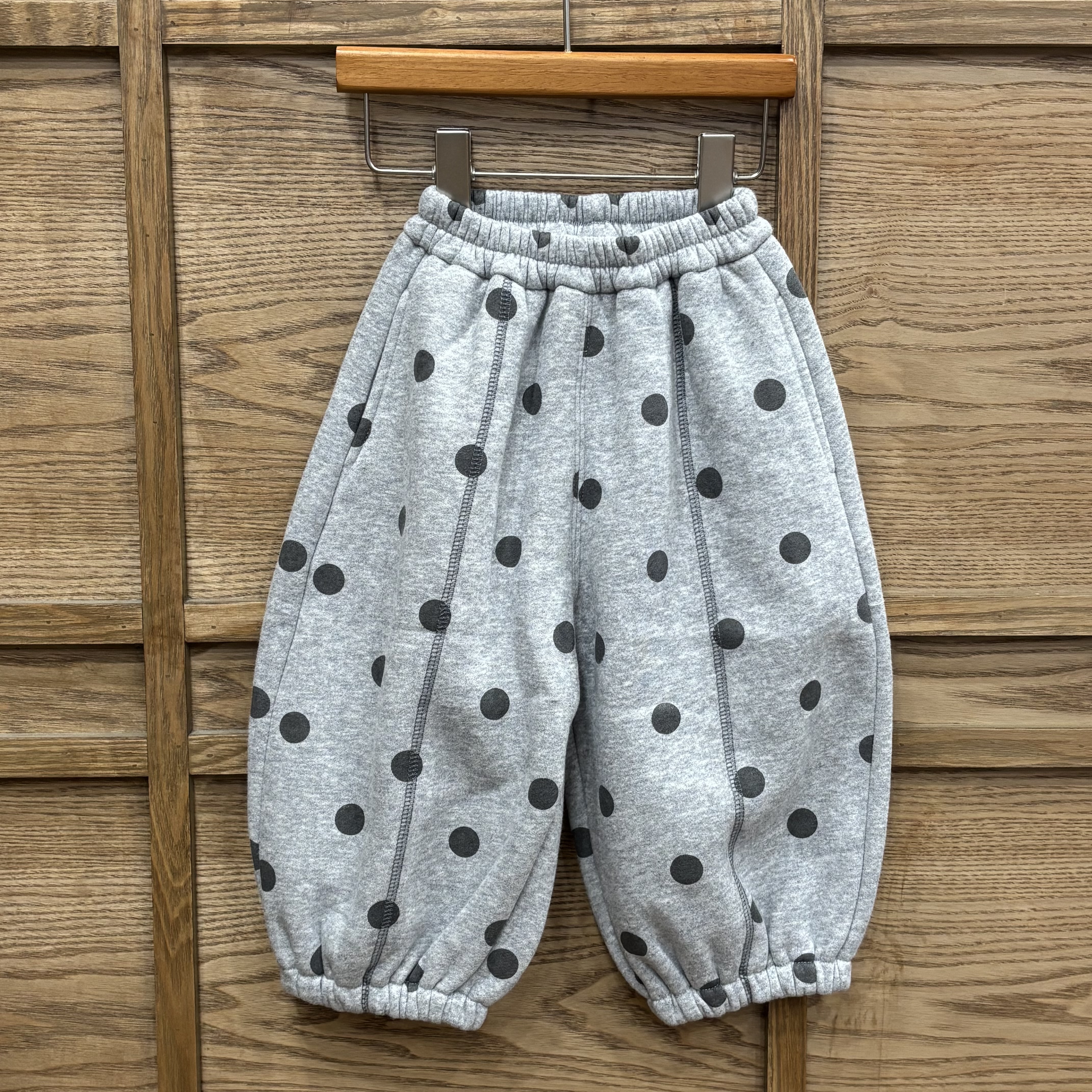 A03890點點壓紋後口袋插畫棉褲