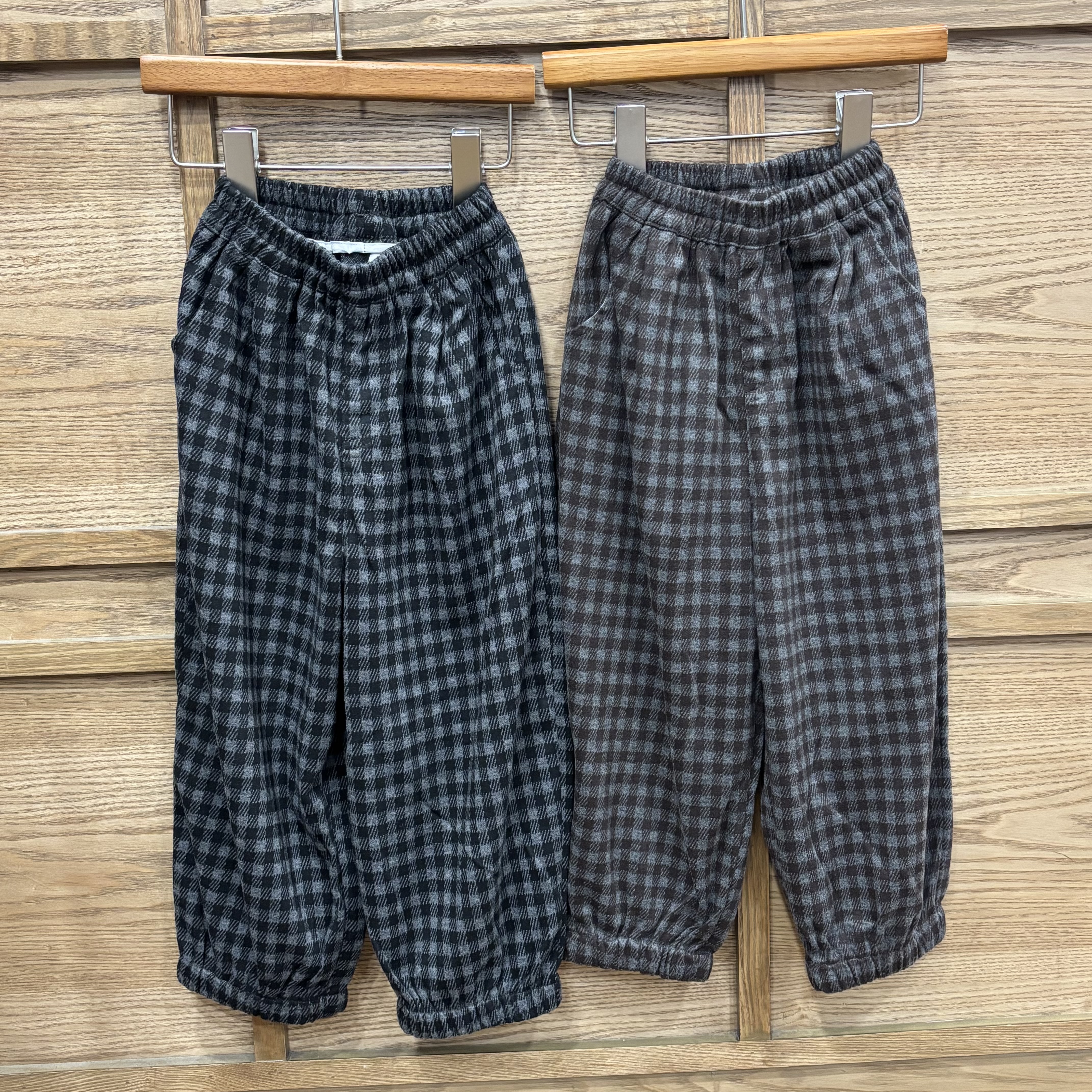 A04017格紋軟布料束口褲