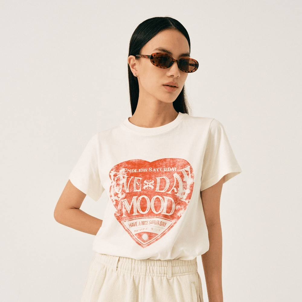 SATUR | (W) Saturday Retro Mood Graphic T-Shirt