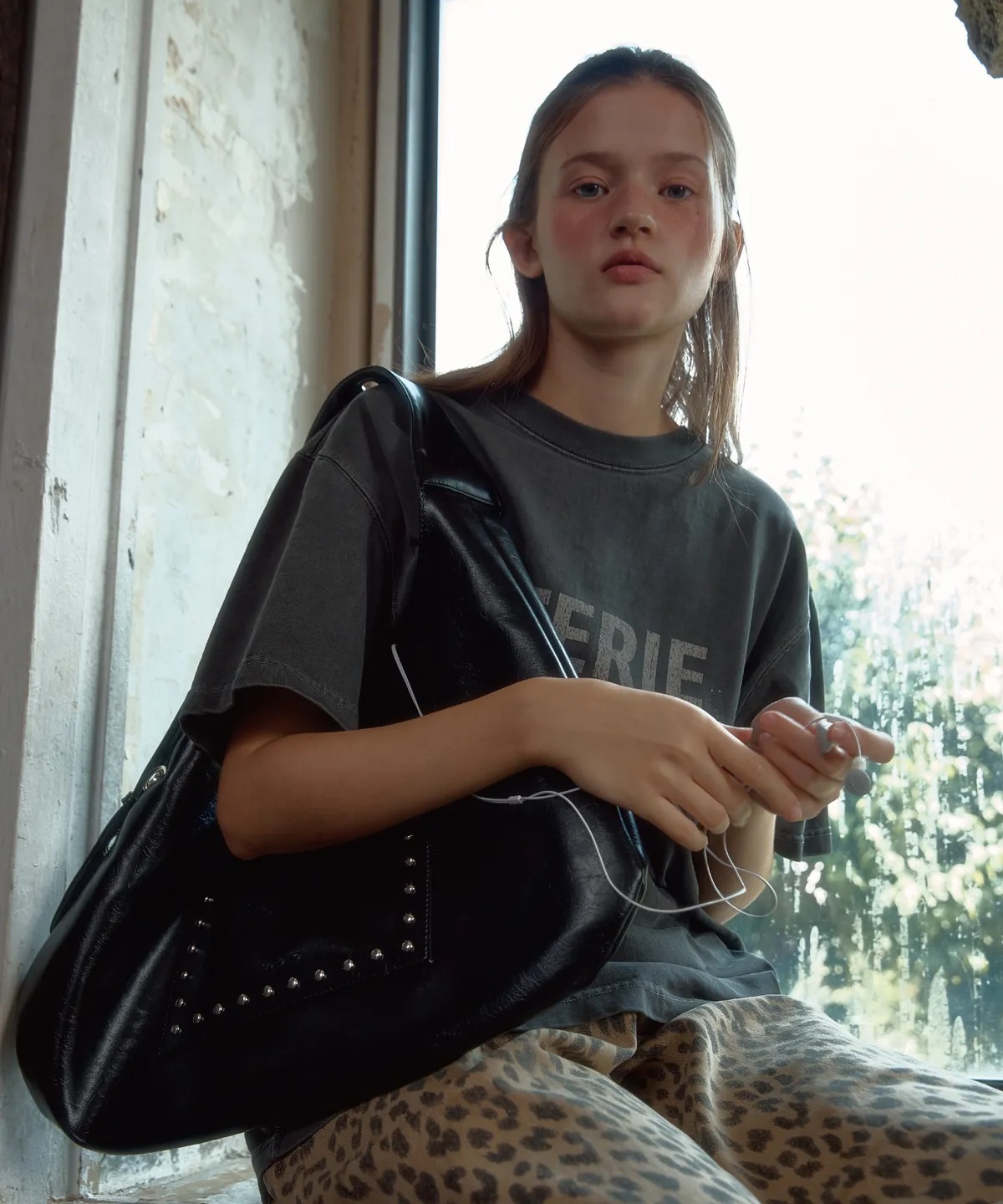 LETERIE STUD BUCKLE REVERSIBLE SHOULDER BAG