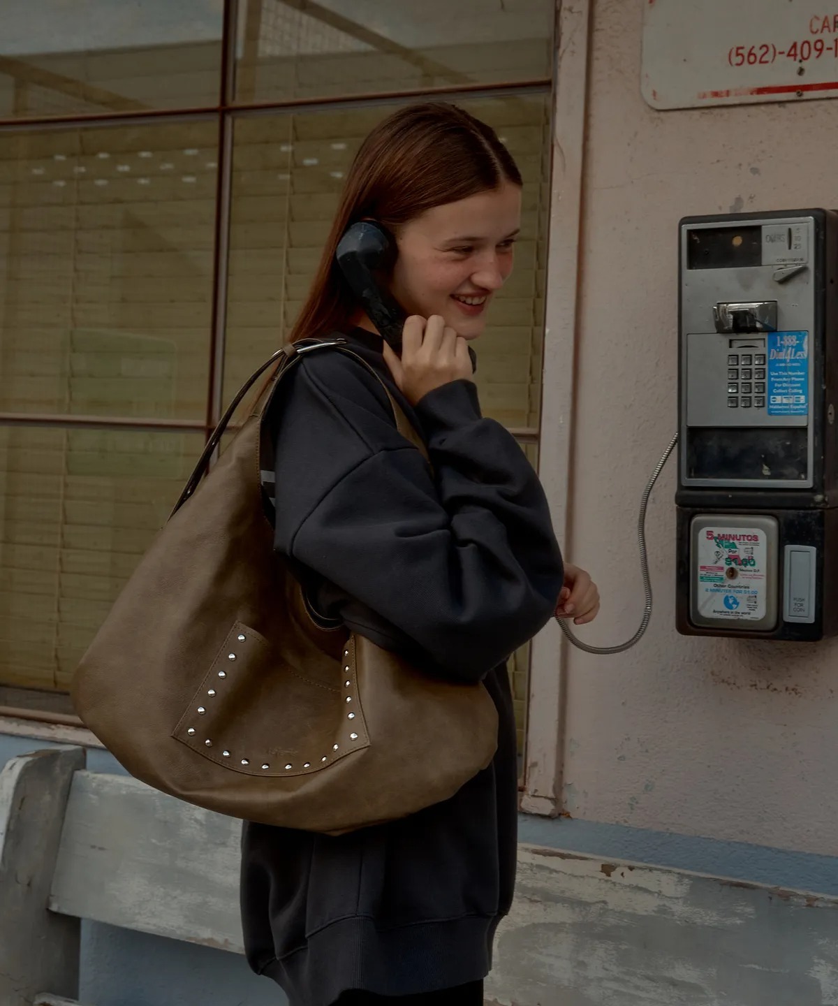 LETERIE STUD BUCKLE REVERSIBLE SHOULDER BAG