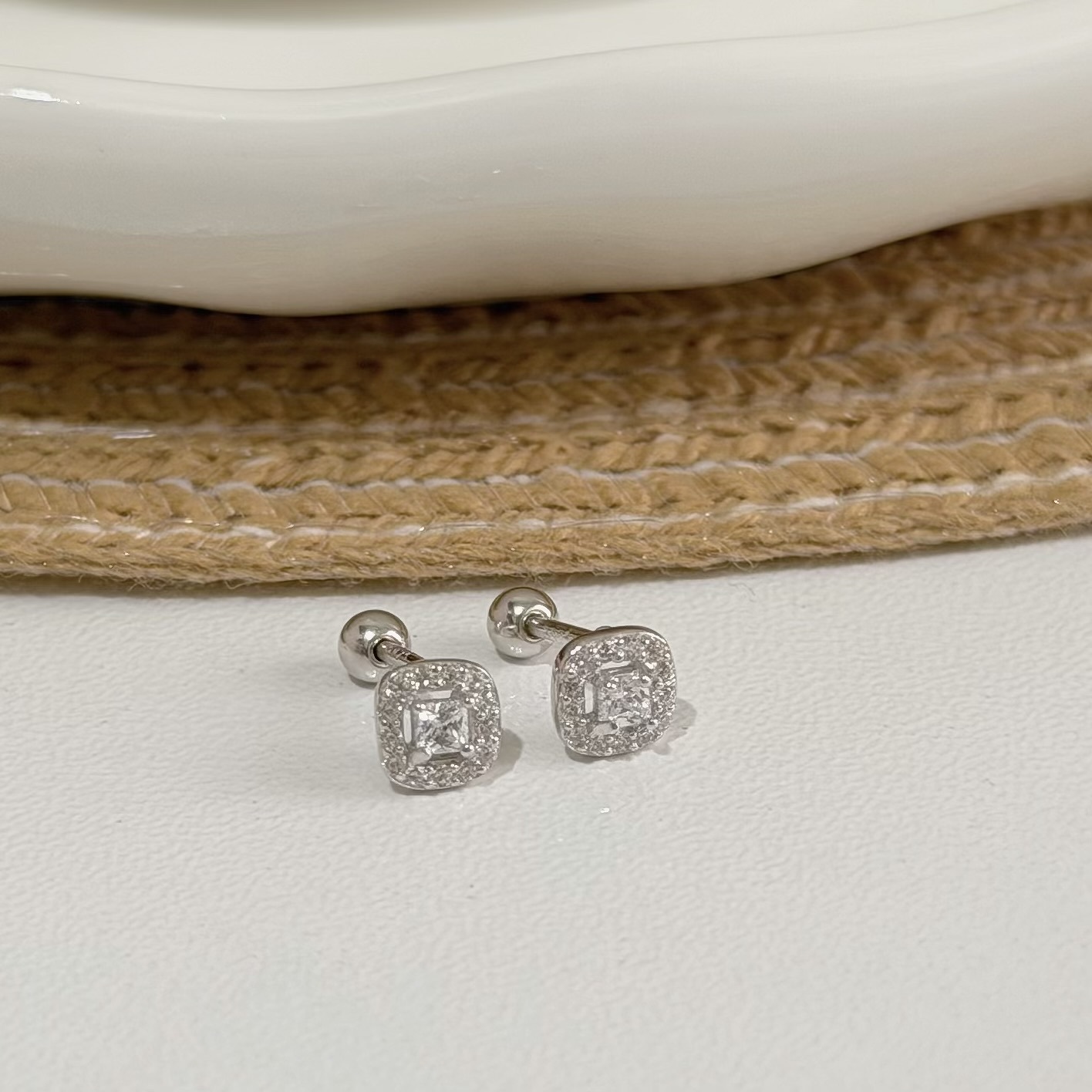 V198【輕奢】框型簍空排鑽純銀鎖針