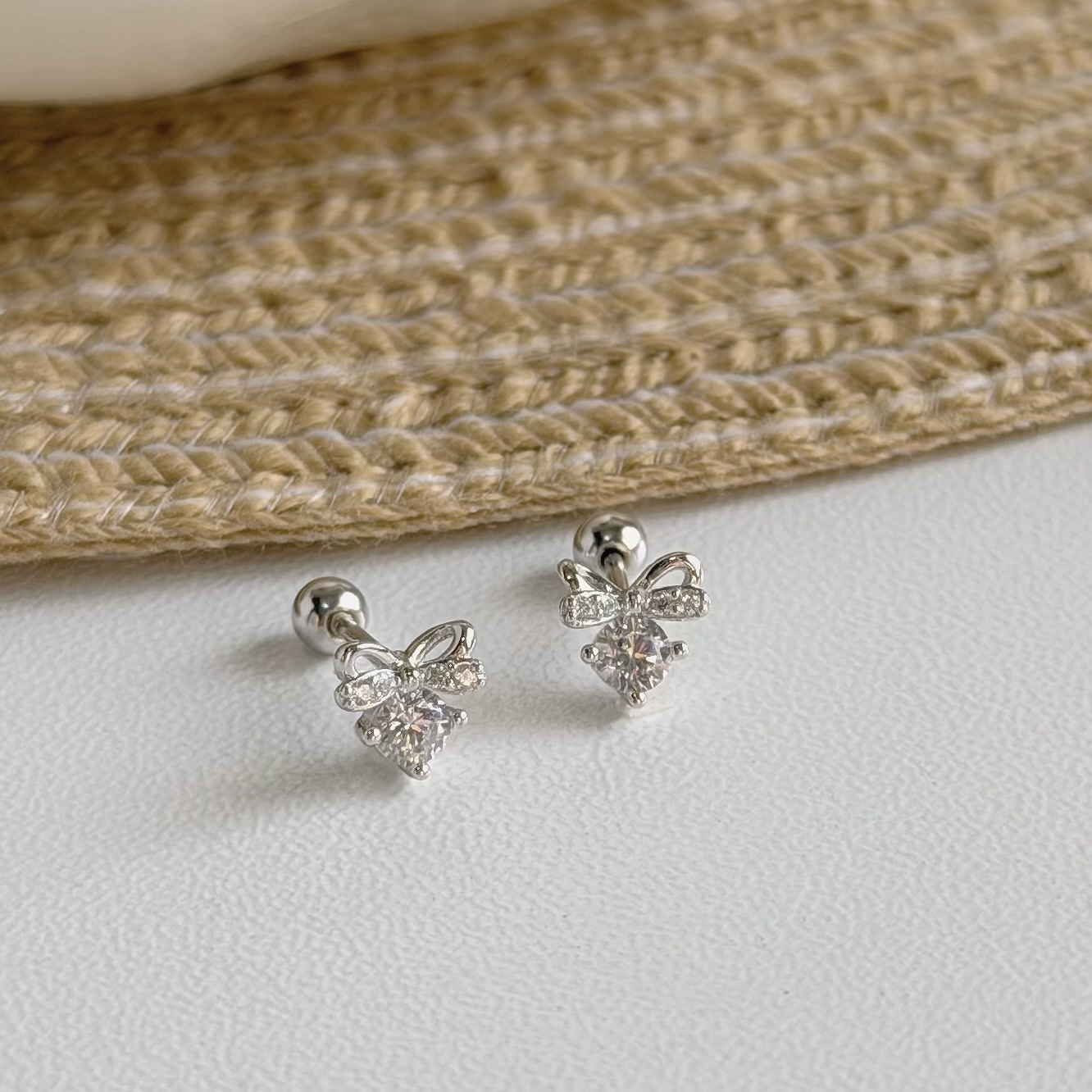 V231【輕奢】單鑽蝴蝶結純銀鎖針