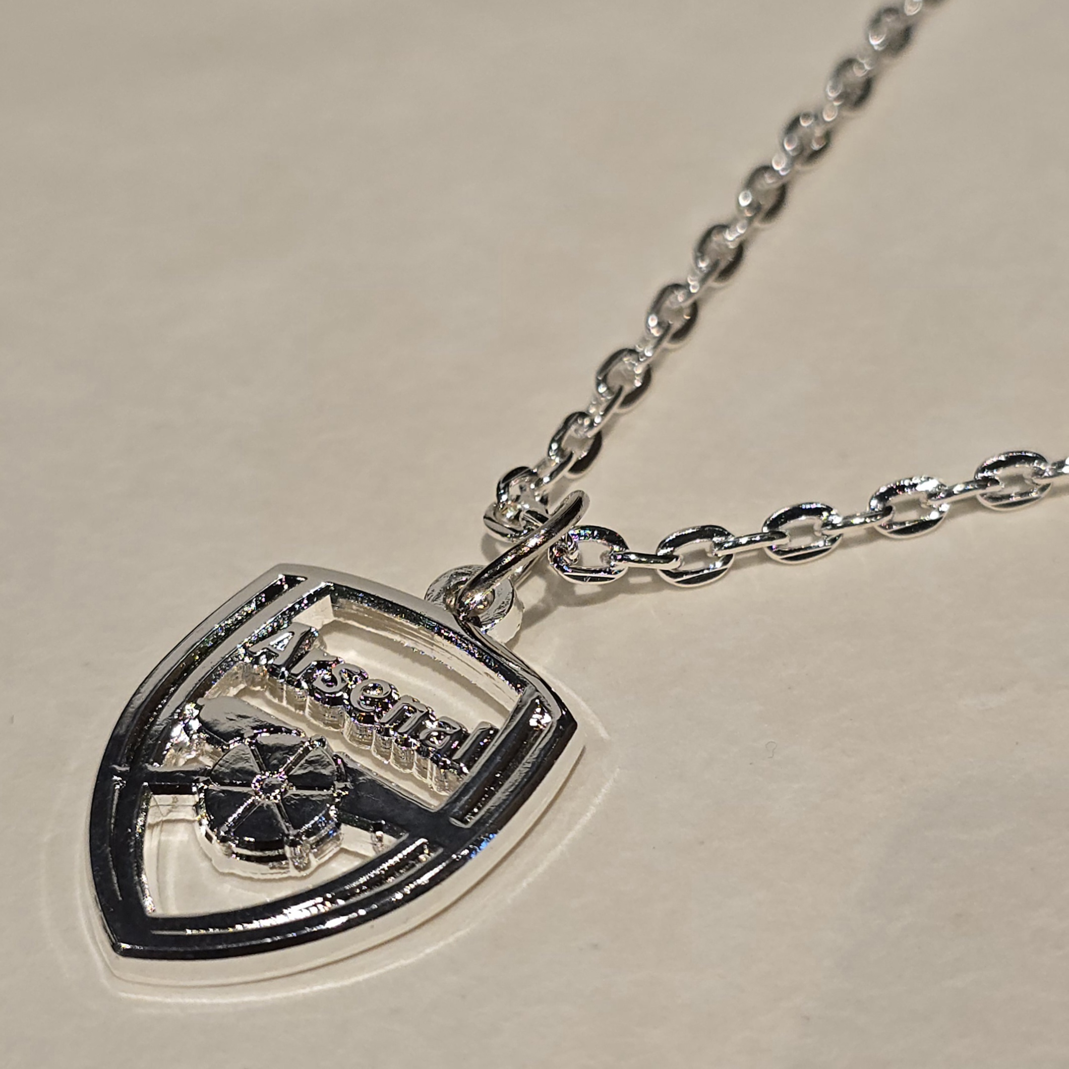 阿仙奴銀色會徽形頸鍊 (鏤空會徽)