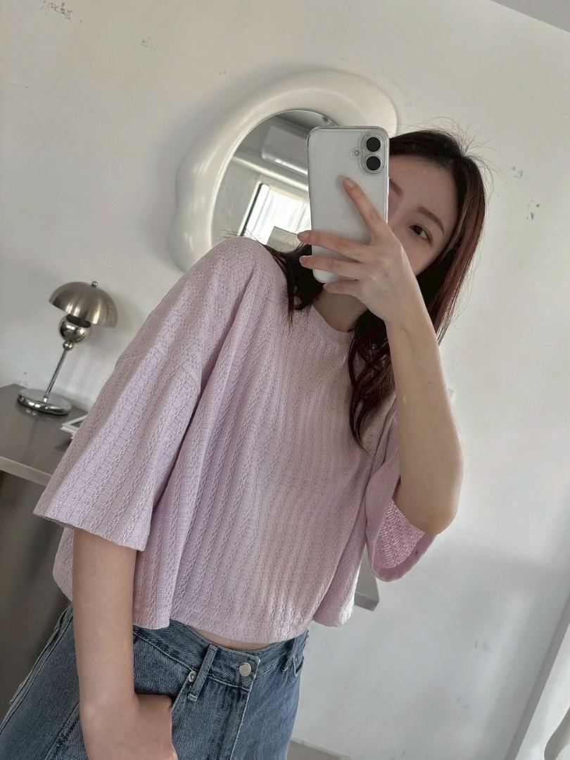 早春輕氧感｜縷空織花紋理短版上衣