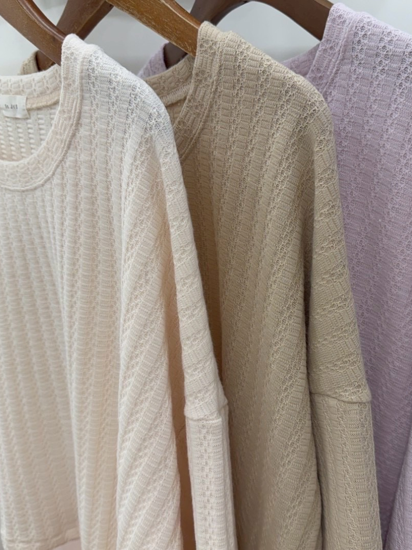 早春輕氧感｜縷空織花紋理短版上衣